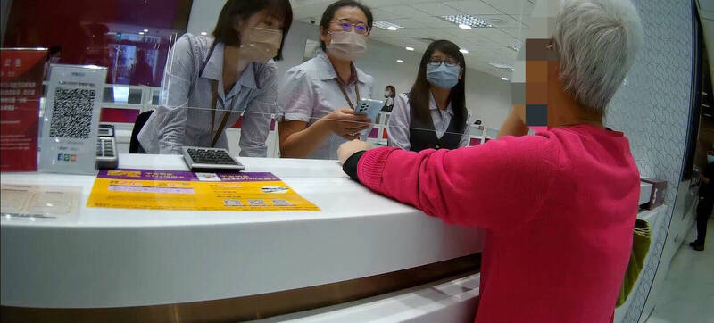 阿嬤熱戀「世界三大美聲男高音」，欲臨櫃匯款五萬元保證金，與他視訊。（警方提供）