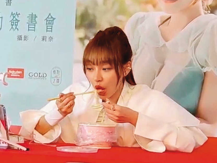 啦啦隊女神林襄到高雄舉辦寫真集簽書會，趁空檔偷吃麵，好想當那條麵喔～（翻攝自林襄IG）