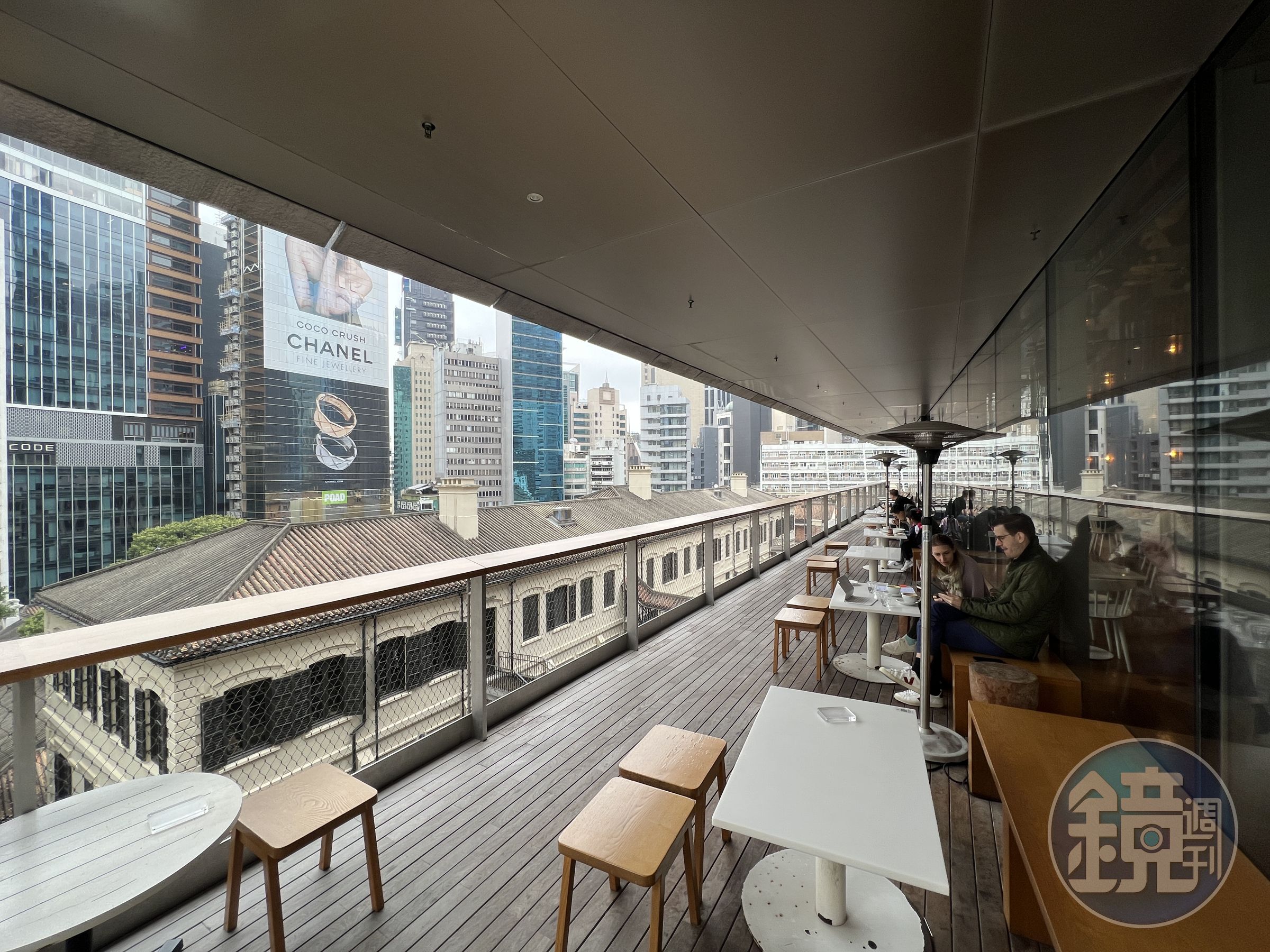 「Between Coffee」的戶外位置正對著沐浴樓的屋頂以及中環的摩天大樓。