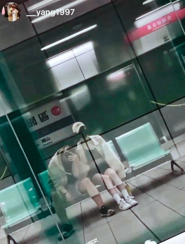 淡出演藝圈一段時間，采子（右）交了圈外新男友，玻璃映照兩人的身影。（翻攝自采子IG）