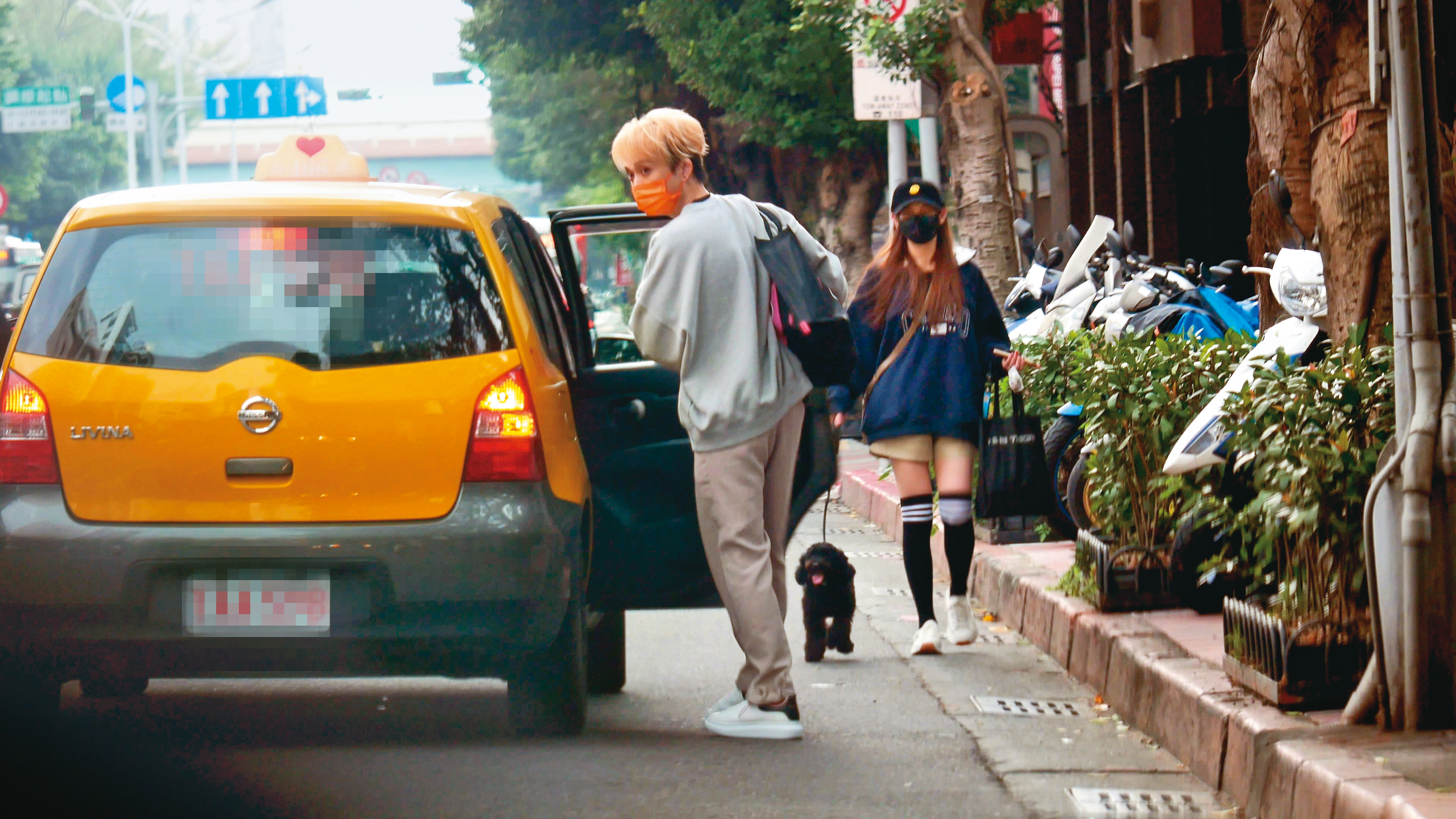 邱鋒澤（左）與采子（右）相戀時，外出約會都相當低調。