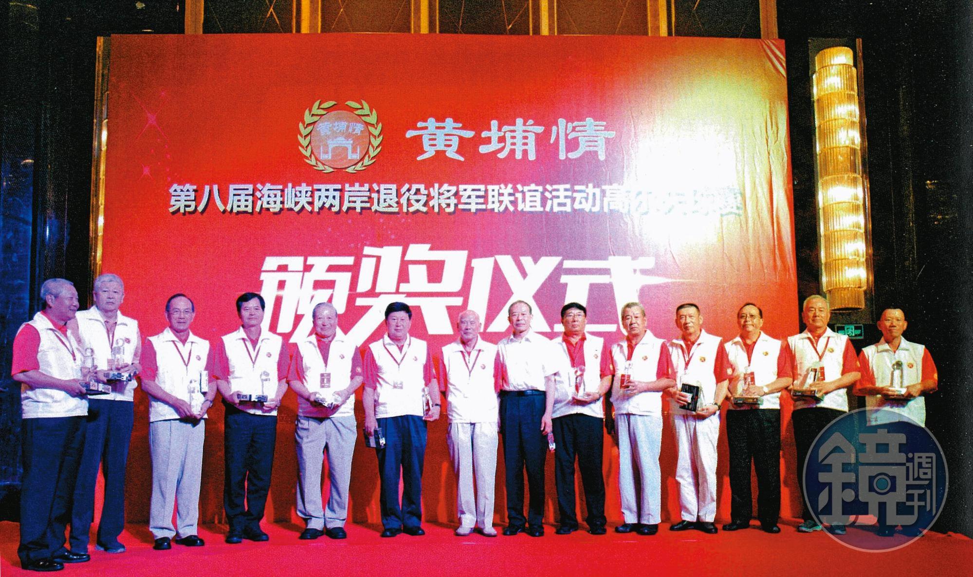 中共舉辦黃埔情晚宴,不但統一製作紅色球衣,連會場布置也以紅色為底,統戰意味濃厚。(讀者提供)