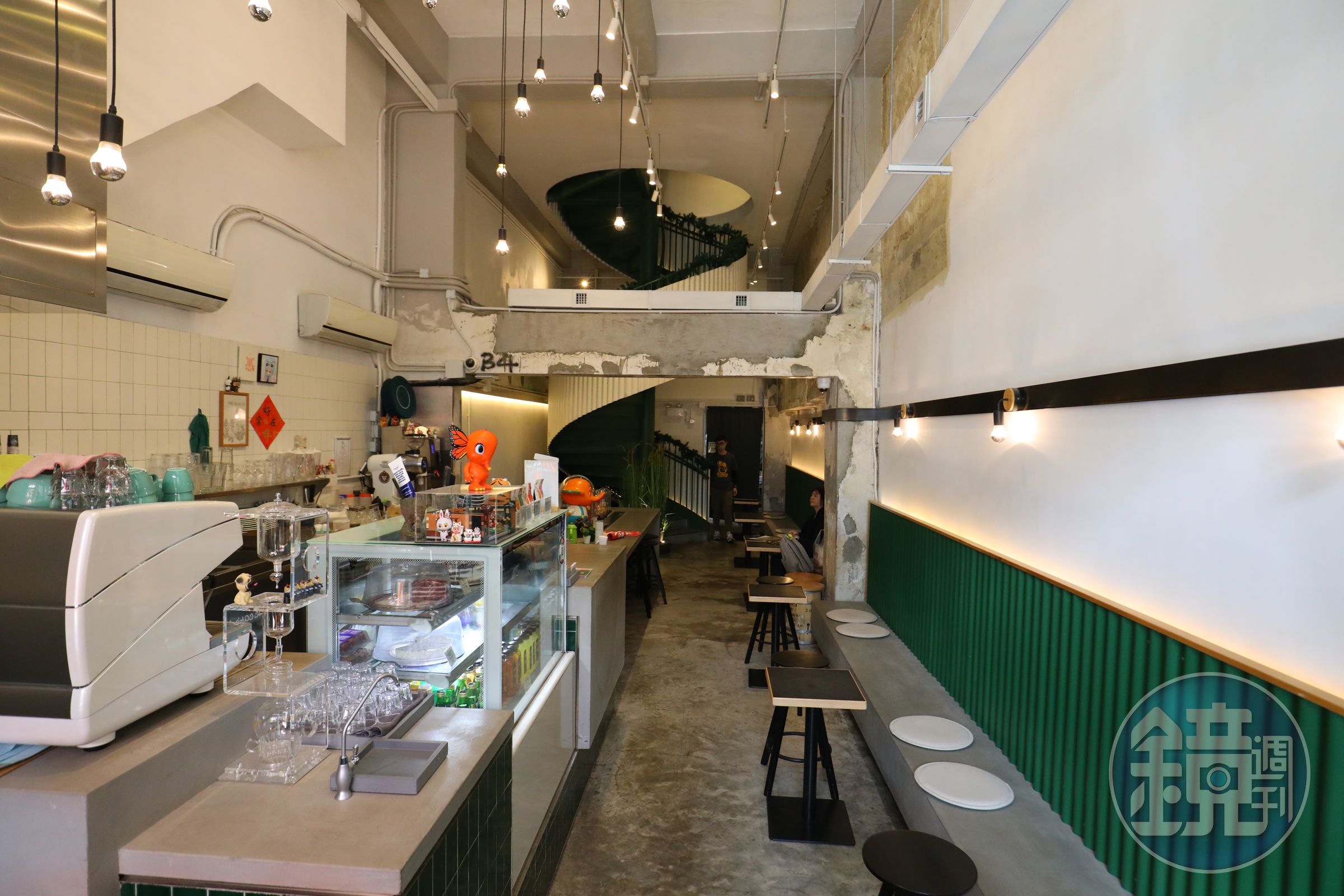 店內空間挑高,呈現極簡工業風。