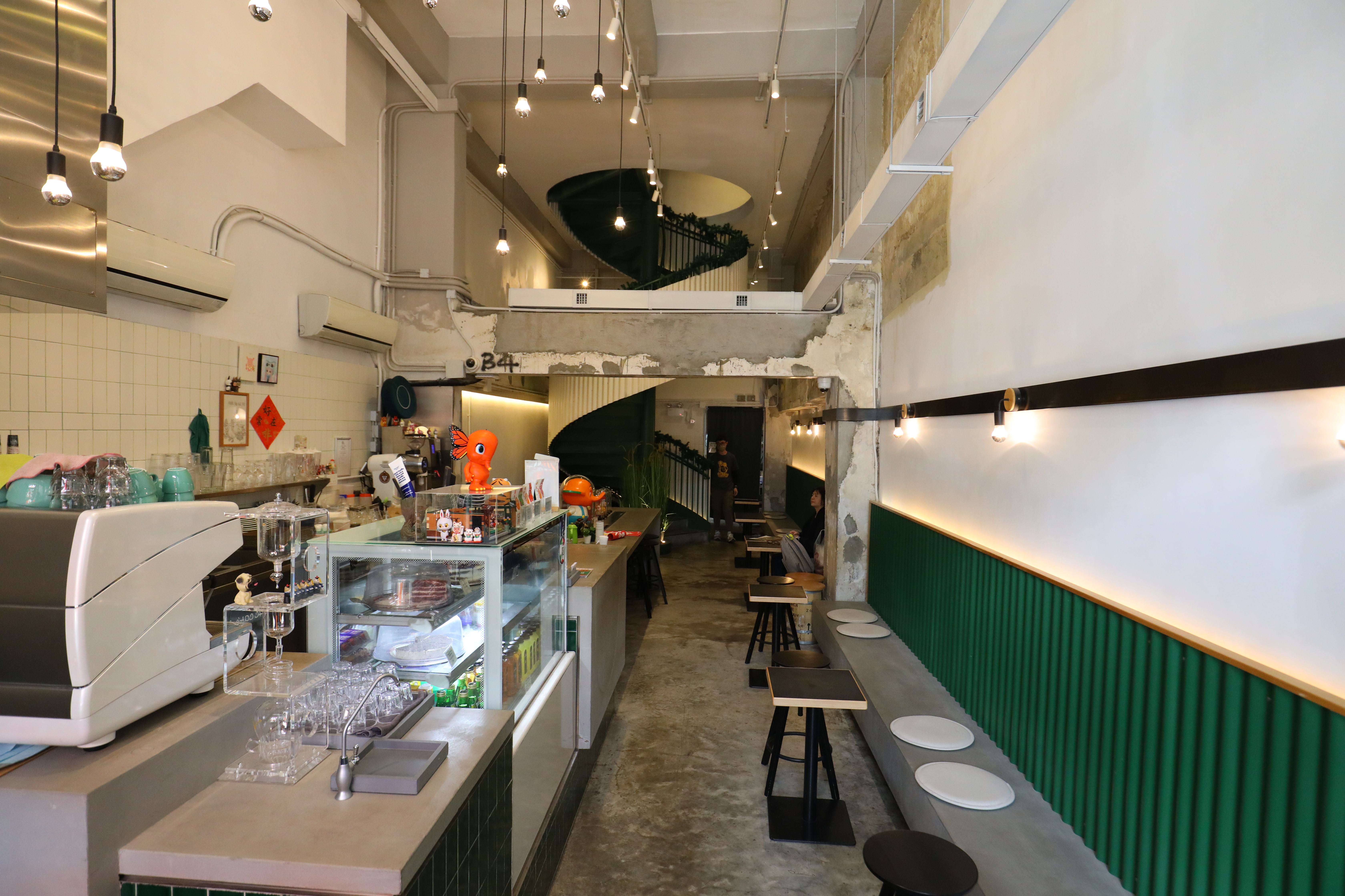 店內空間挑高，呈現極簡工業風。