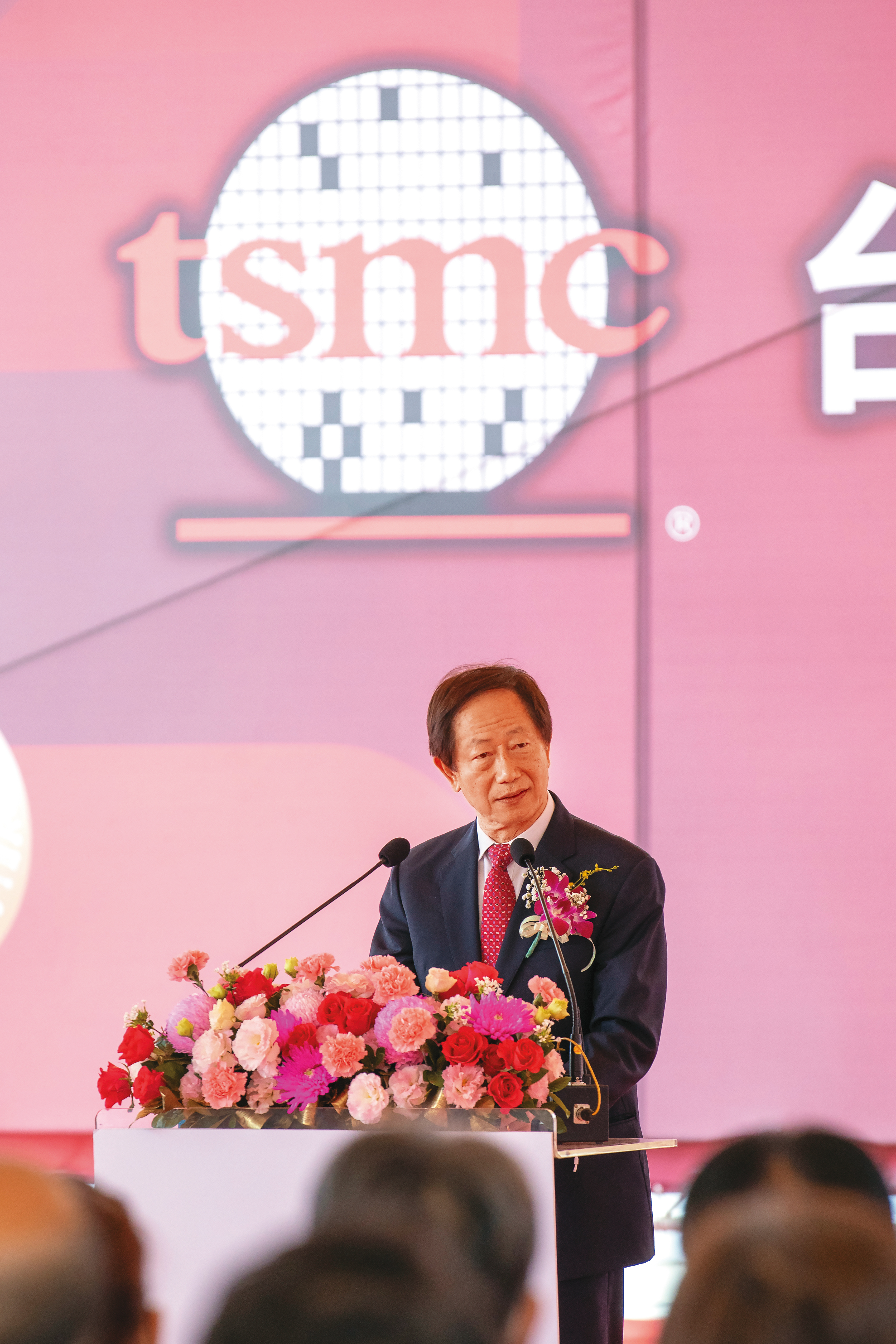 劉德音在南科3奈米擴廠典禮說：「2奈米晶圓廠會落腳在新竹與台中科學園區，都依計畫持續進展中。」