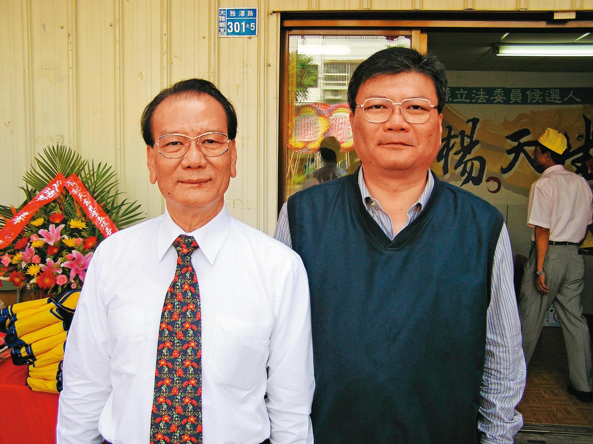 長億集團董事長楊天生（左）曾叱吒商場，有「中霸天」稱號，右為長子楊文欣。（聯合知識庫）