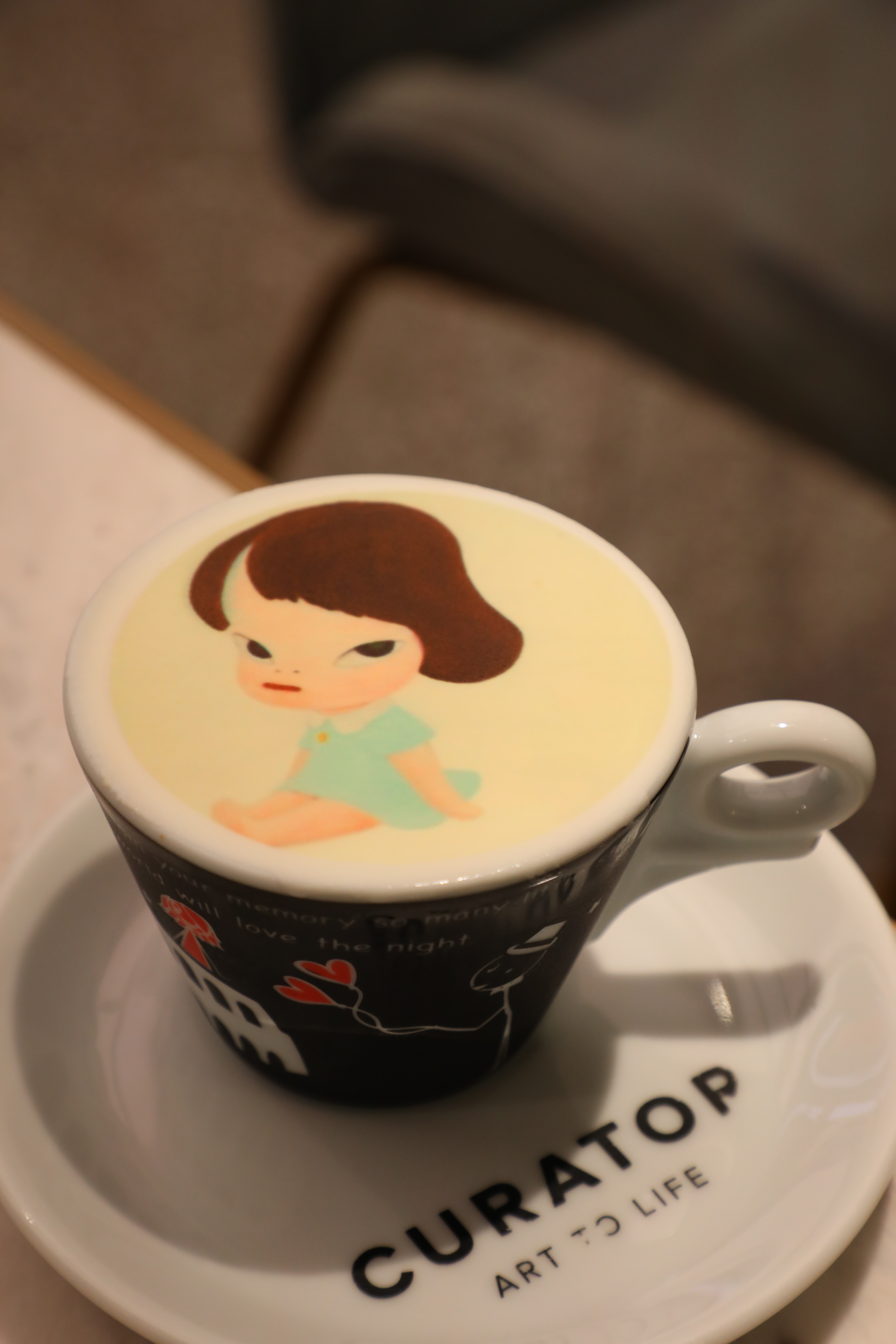 只能做凍飲的「藝術打印咖啡」，不喝咖啡也可換成巧克力，奈良美智的作品越看越可愛。（港幣88元／杯）