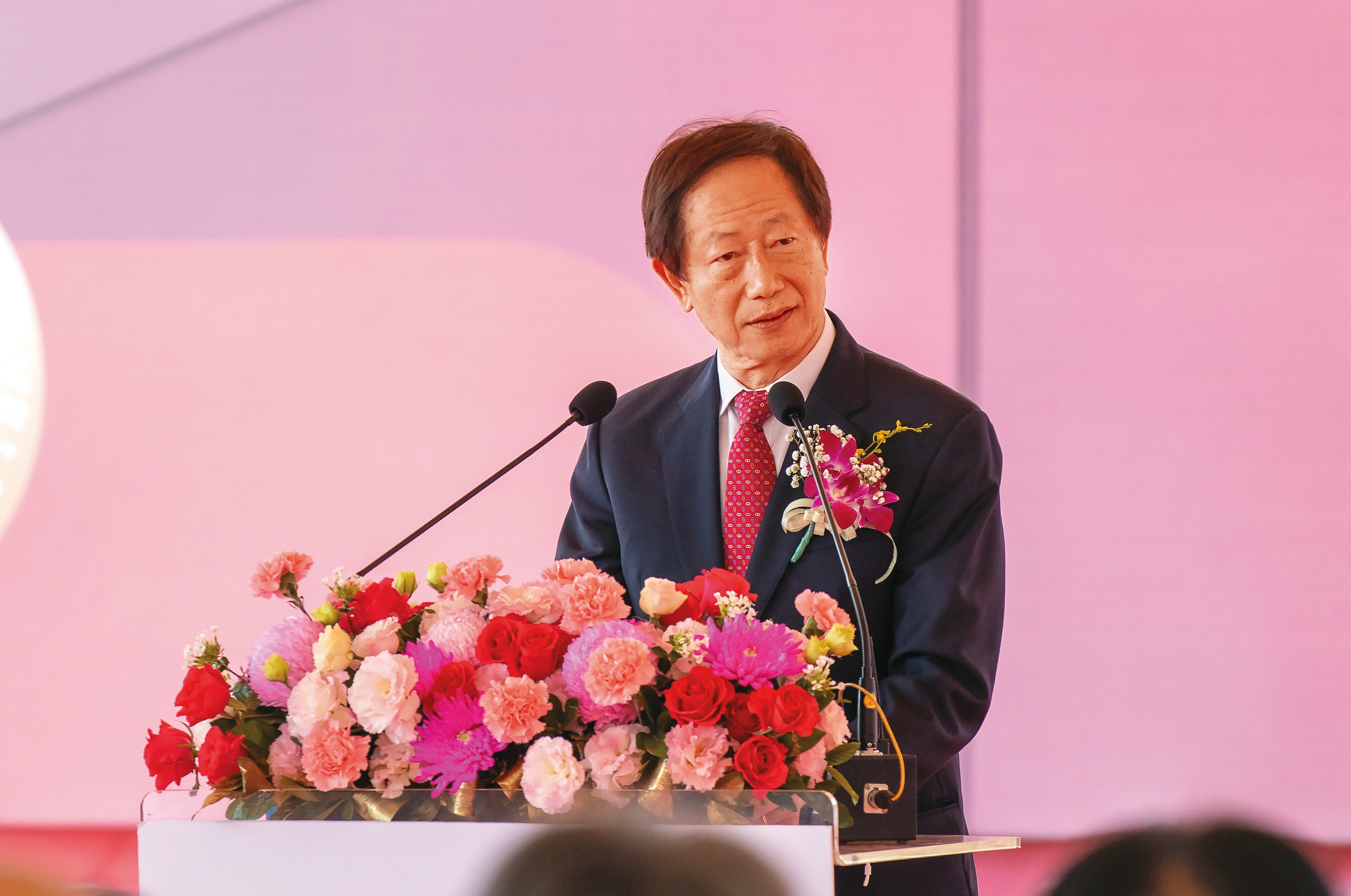 劉德音在南科三奈米擴廠典禮說：「正在準備的二奈米晶圓 廠會落腳在新竹與台中科學園區，都依計劃持續進展中。」