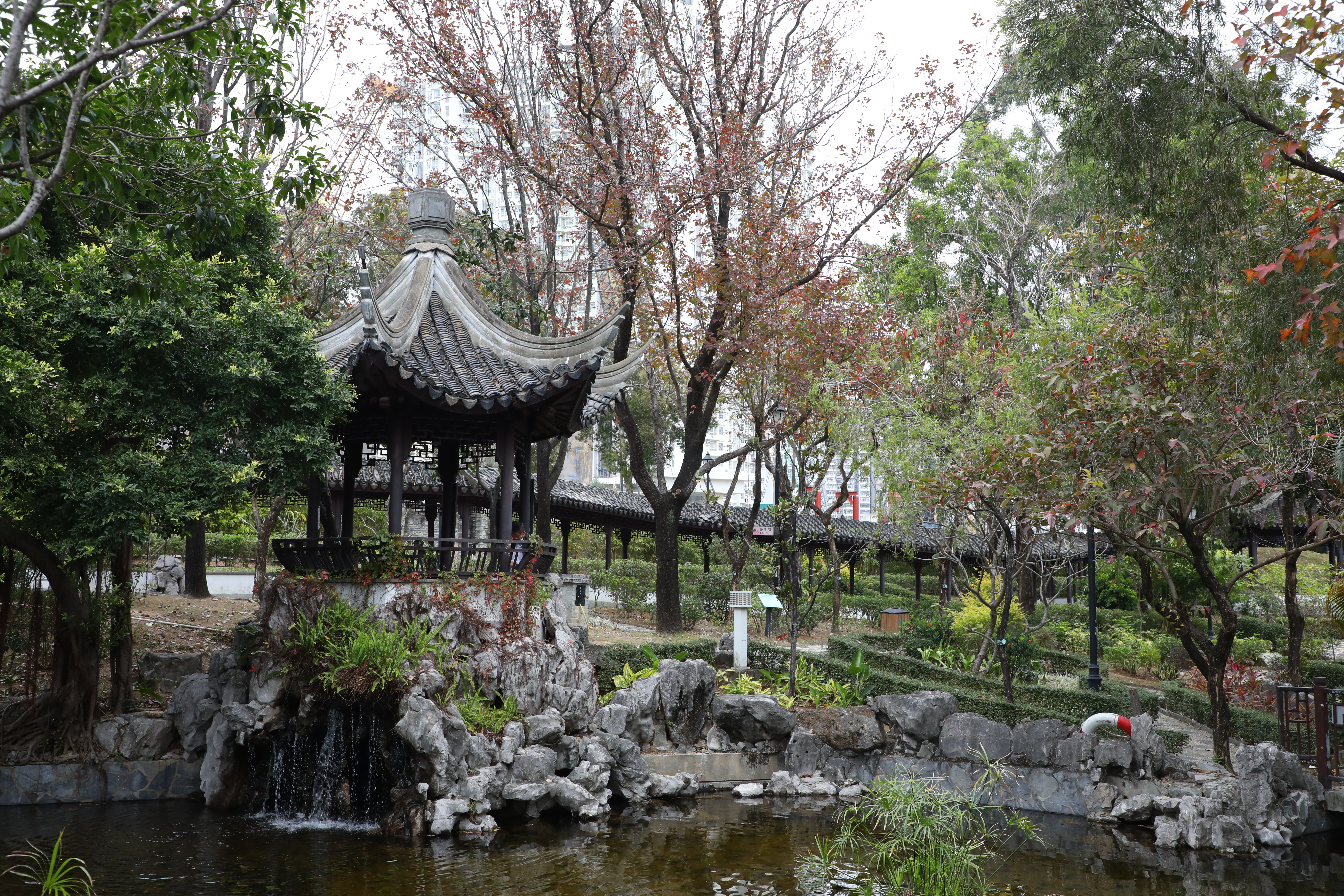 九龍寨城清拆後改建為一座中式庭園公園。
