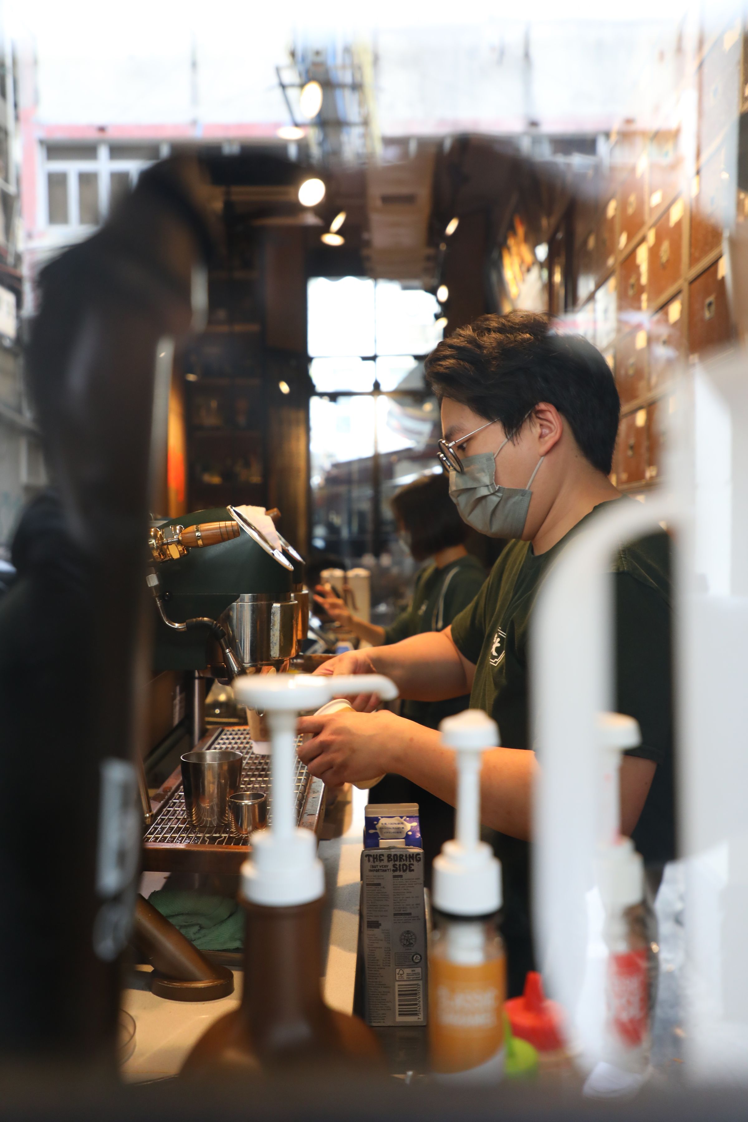 老藥行轉生為咖啡館,以不同形式服務客人。