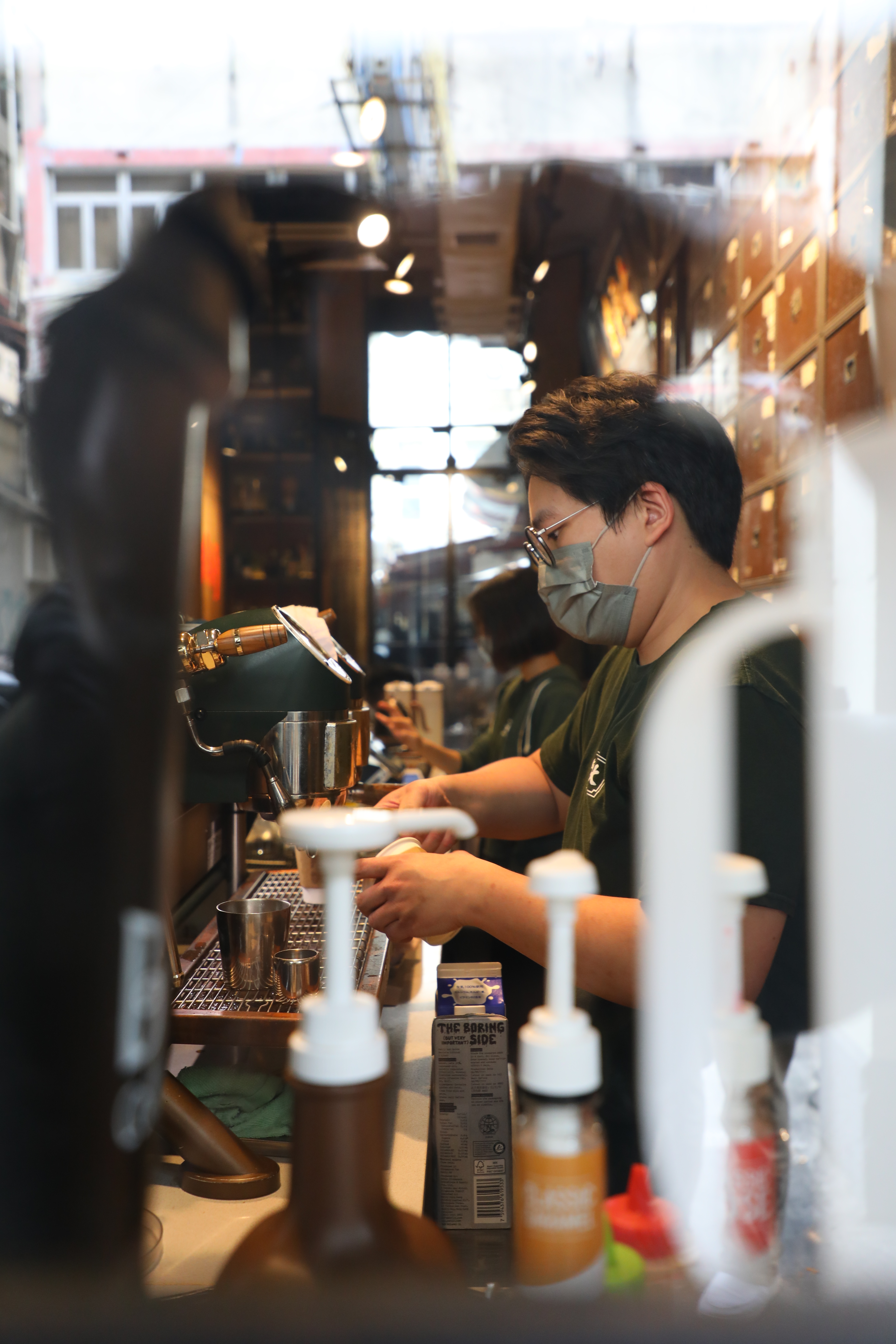 老藥行轉生為咖啡館,以不同形式服務客人。