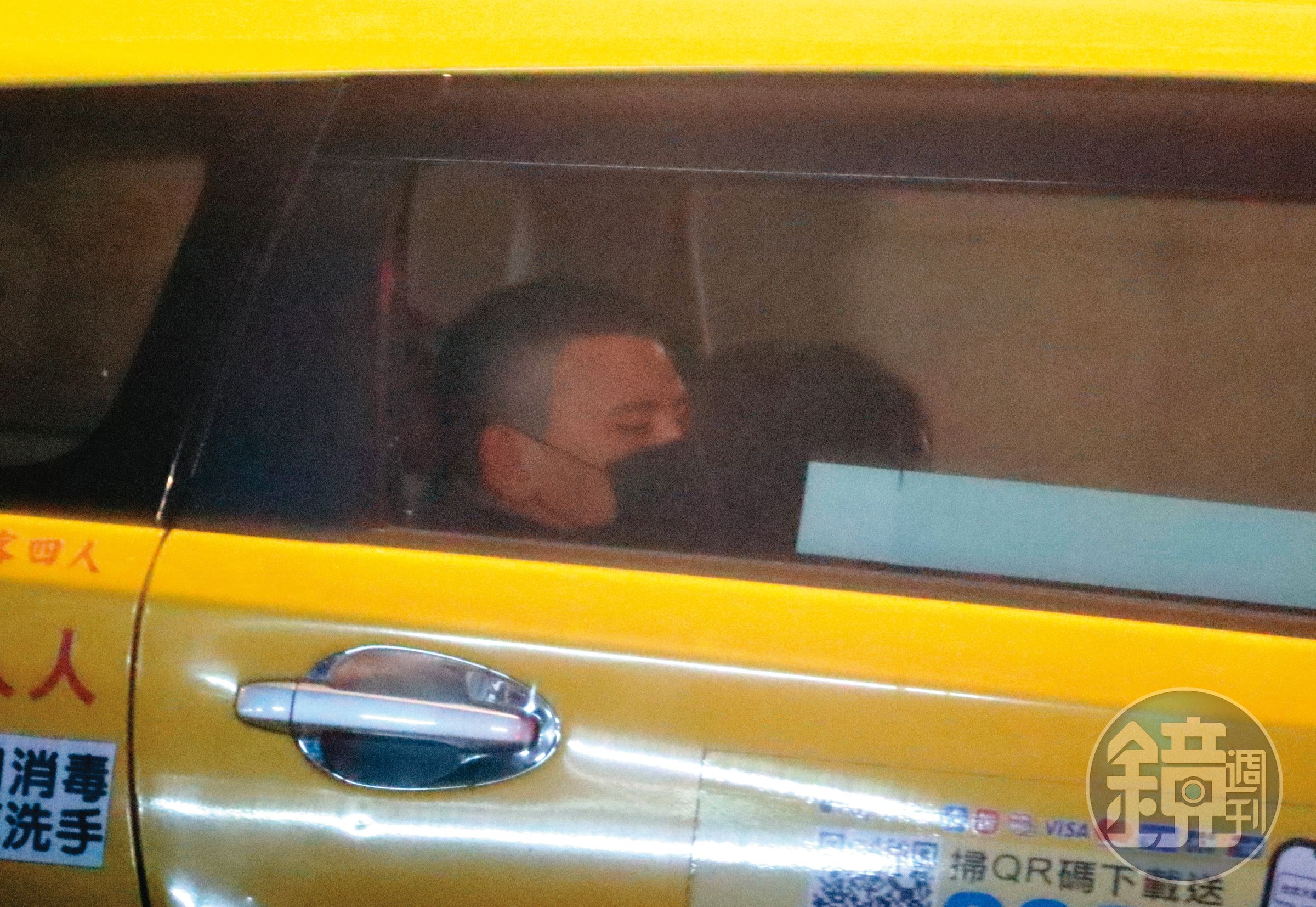 02:59,徐凱希與邱柏翰坐上計程車,一起度過夜晚時光。