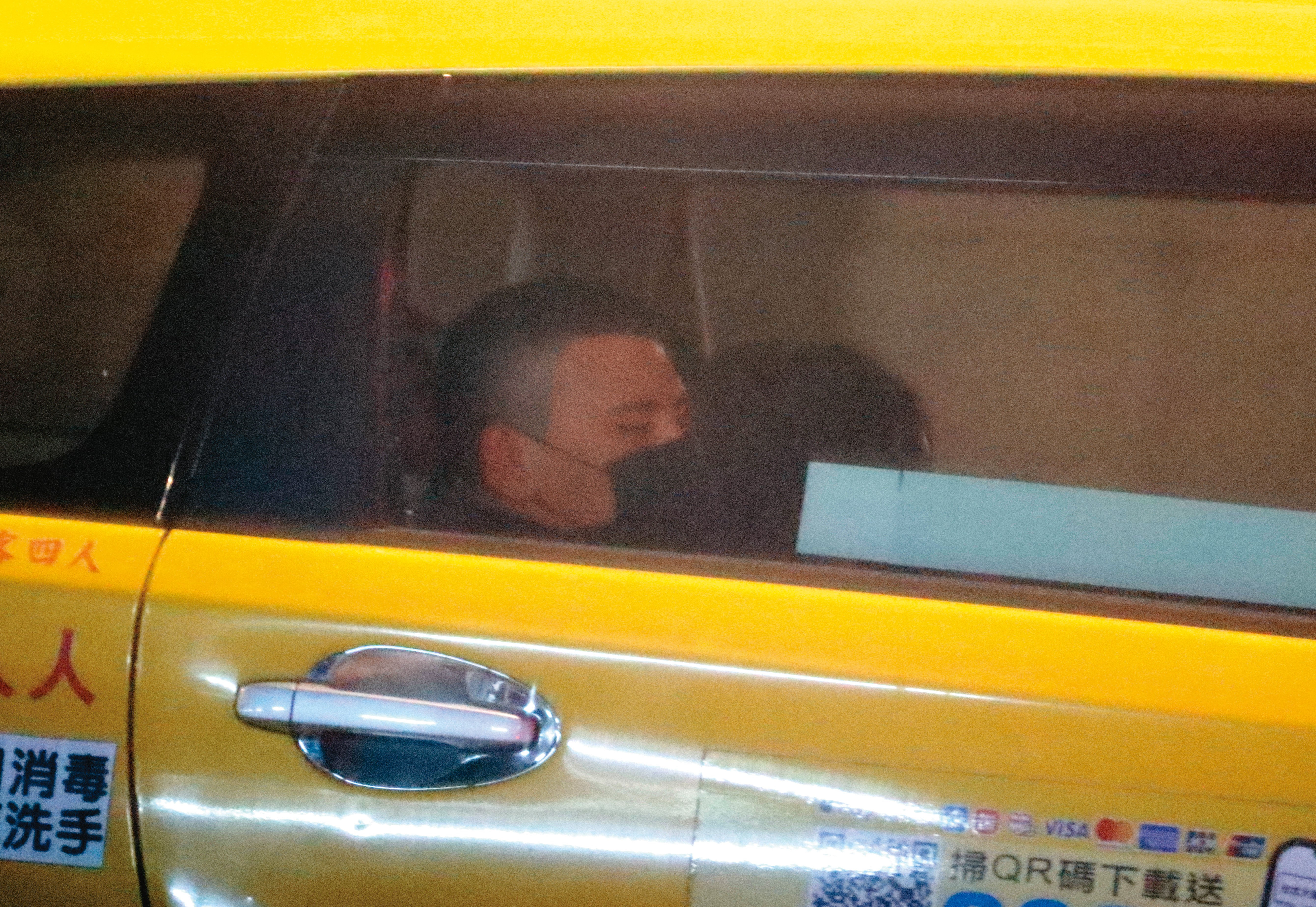 02：59，徐凱希與邱柏翰坐上計程車，一起度過夜晚時光。