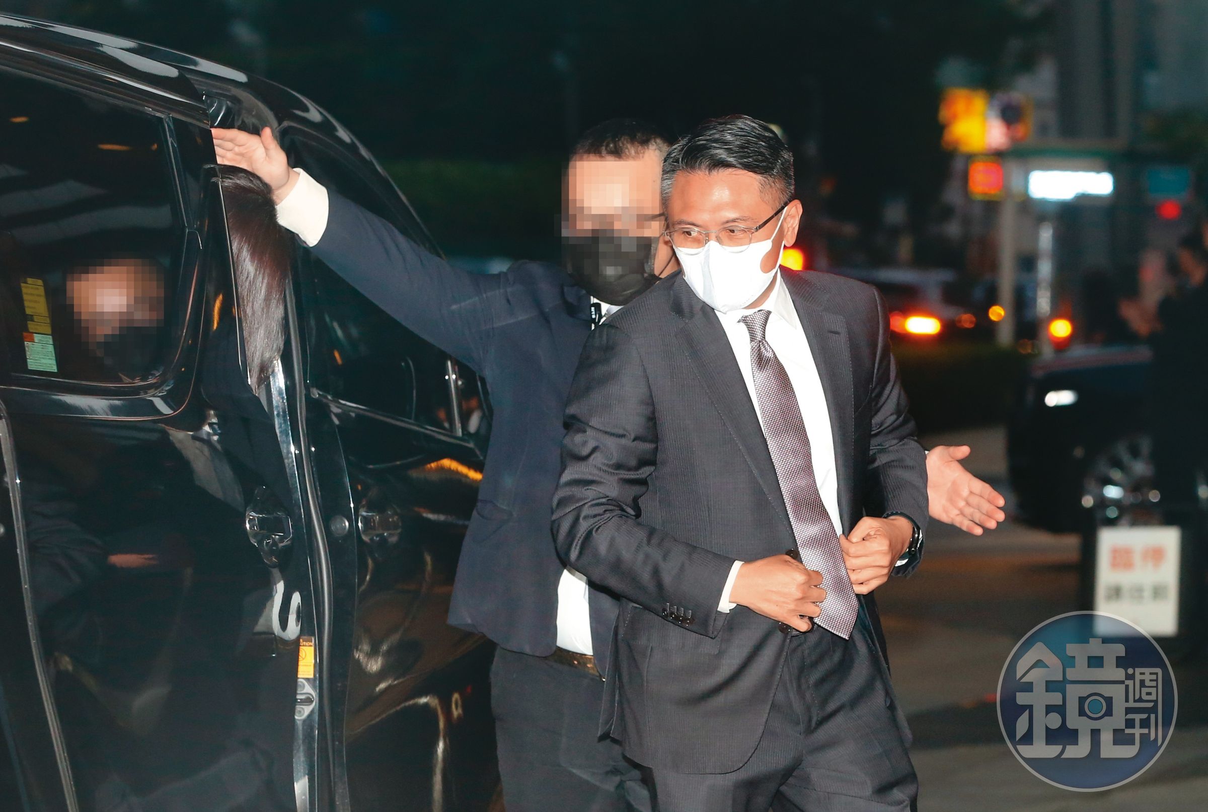 邱柏翰的哥哥邱泰翰(右)曾擔任「三二行館」要職,那是兄弟倆爸爸榮安邱的心血結晶;後來據報轉投餐飲業。