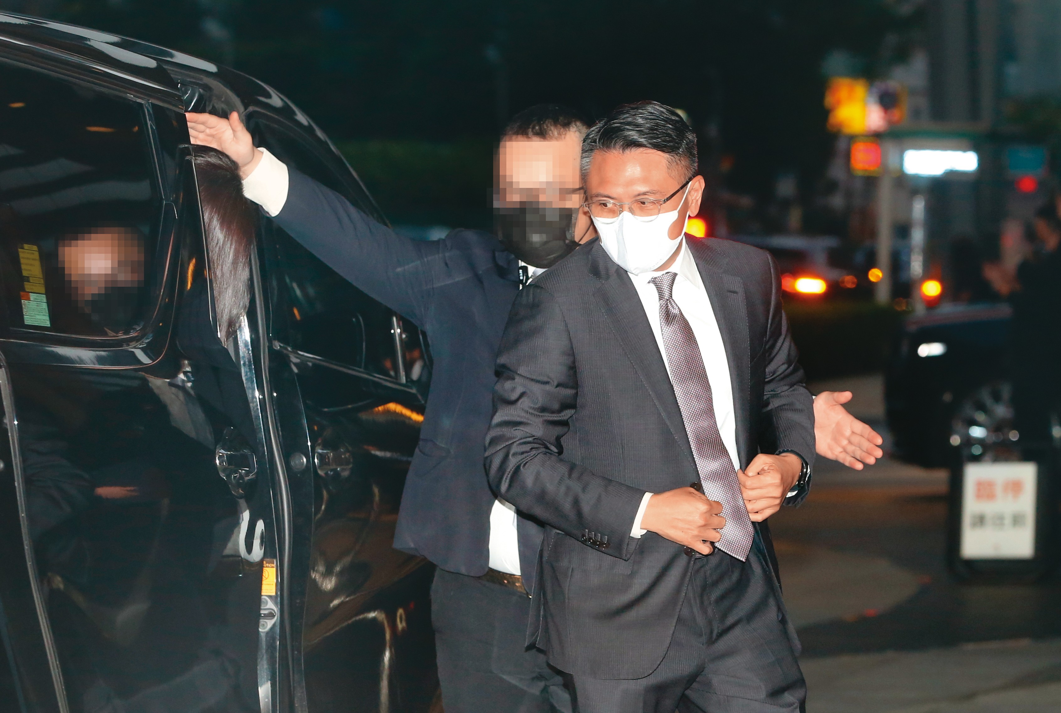 邱柏翰的哥哥邱泰翰(右)曾擔任「三二行館」要職,那是兄弟倆爸爸榮安邱的心血結晶;後來據報轉投餐飲業。