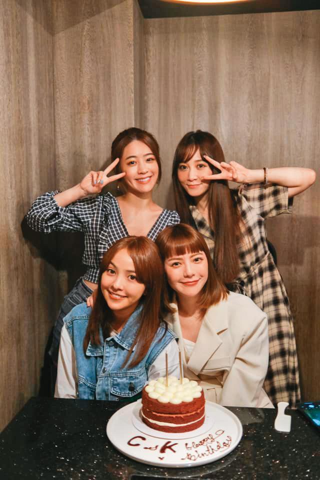 徐凱希(前排左)、篠崎泫(後排右)原本為同女團成員,但陳零九分手事件時,前者疑似發文酸後者,兩人被揣測關係可能生變。前排右為可青、後排左為張語噥。(翻攝自篠崎泫臉書)