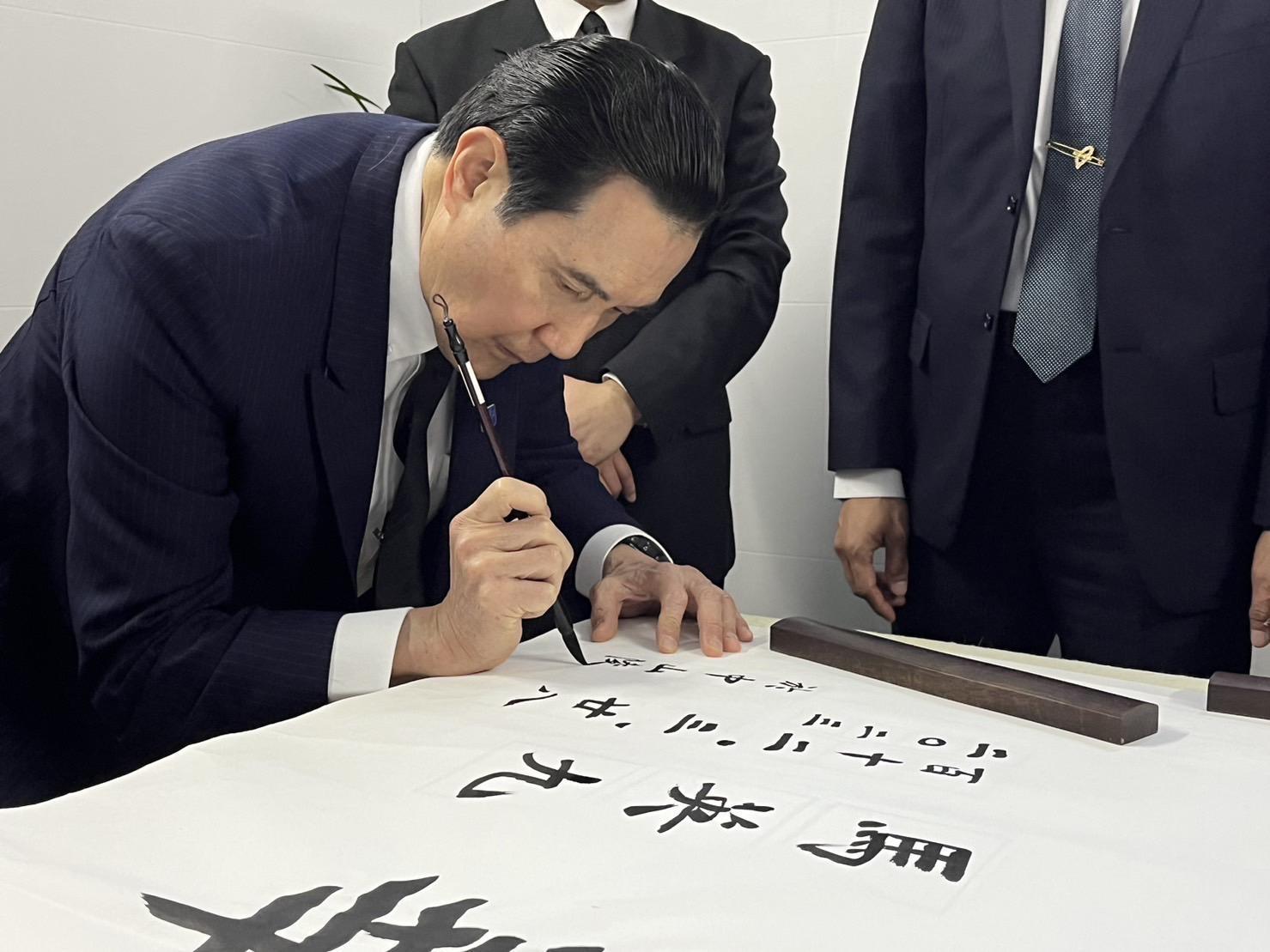 馬英九今（28日）赴南京中山陵拜謁國父孫中山，現場揮毫「和平奮鬥 振興中華」8字。（馬辦提供）