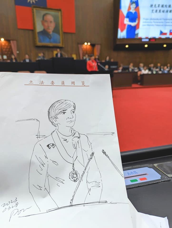 捷克眾議院議長艾達莫娃參訪立法院並發表演,鄭運鵬在台下以她畫出「課本塗鴉」作品。(翻攝自鄭運鵬臉書)