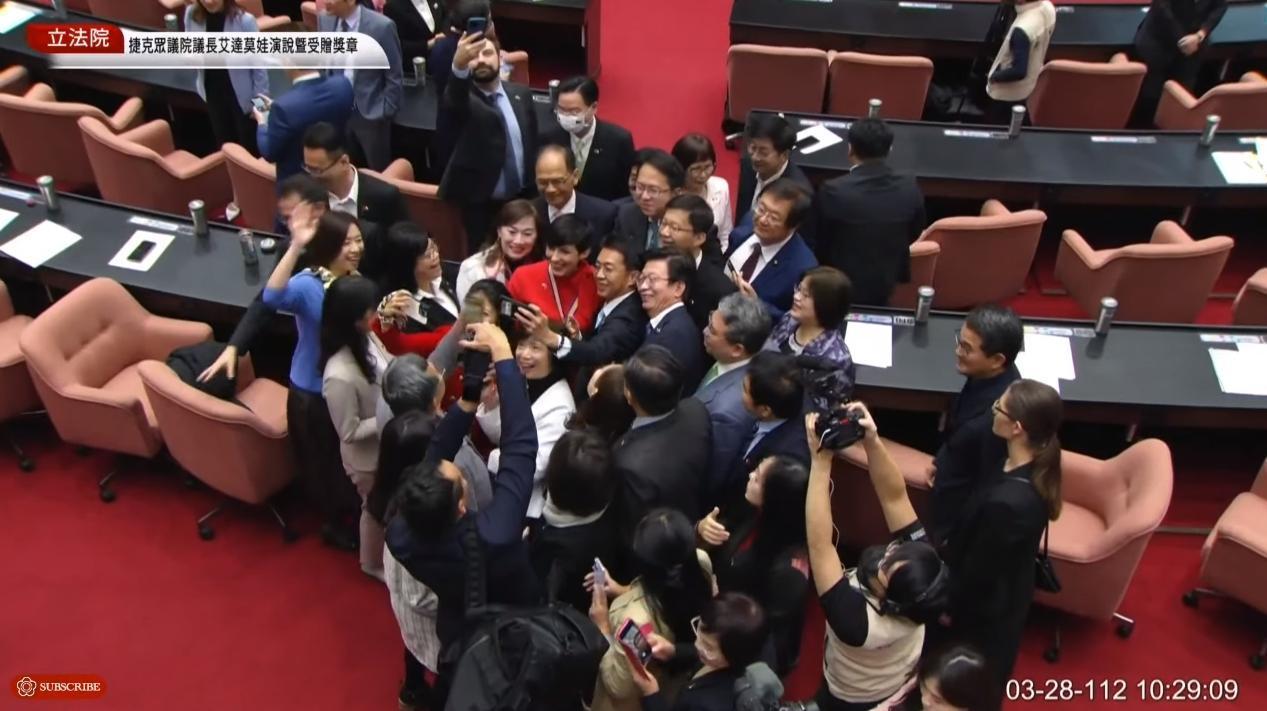 艾達莫娃演說後，不少立委簇擁與她一同自拍留念。（翻攝自國會頻道YouTube）
