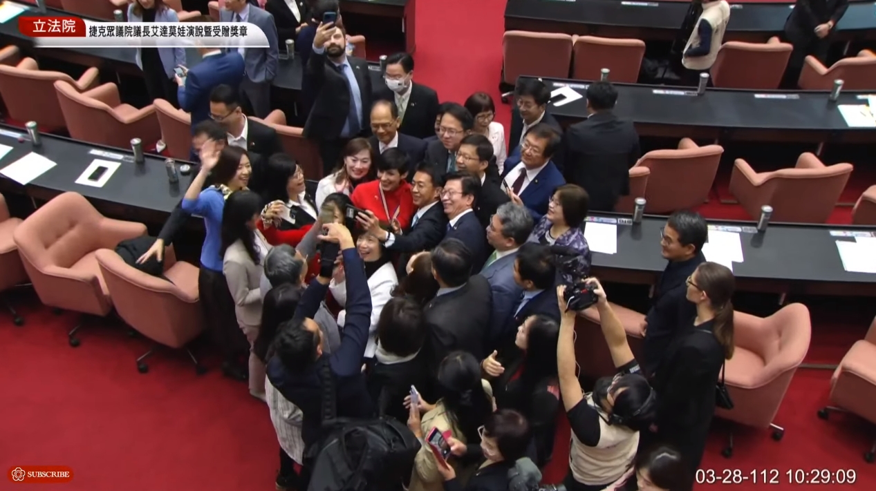 艾達莫娃演說後，不少立委簇擁與她一同自拍留念。（翻攝自國會頻道YouTube）