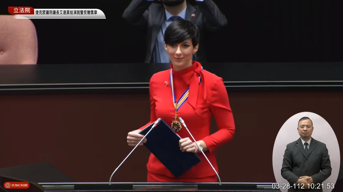 捷克眾議長艾達莫娃今上午在立法院進行演說，承諾將與台灣站在一起。（翻攝自國會頻道YouTube）