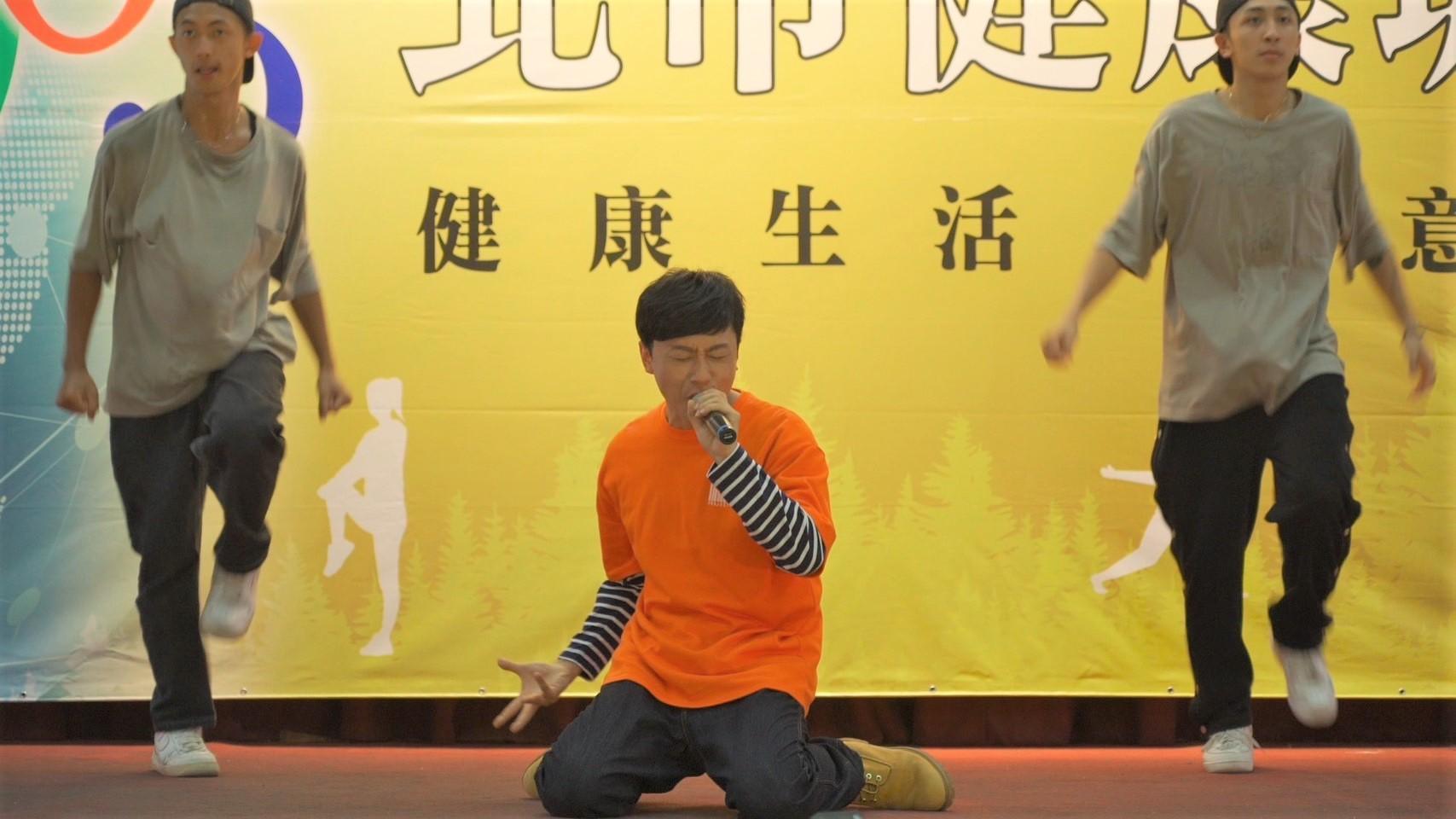 Danny(中)《和平歸來》劇中首次登場便是為一場市府活動獻上勁歌熱舞暖場。(公共電視)