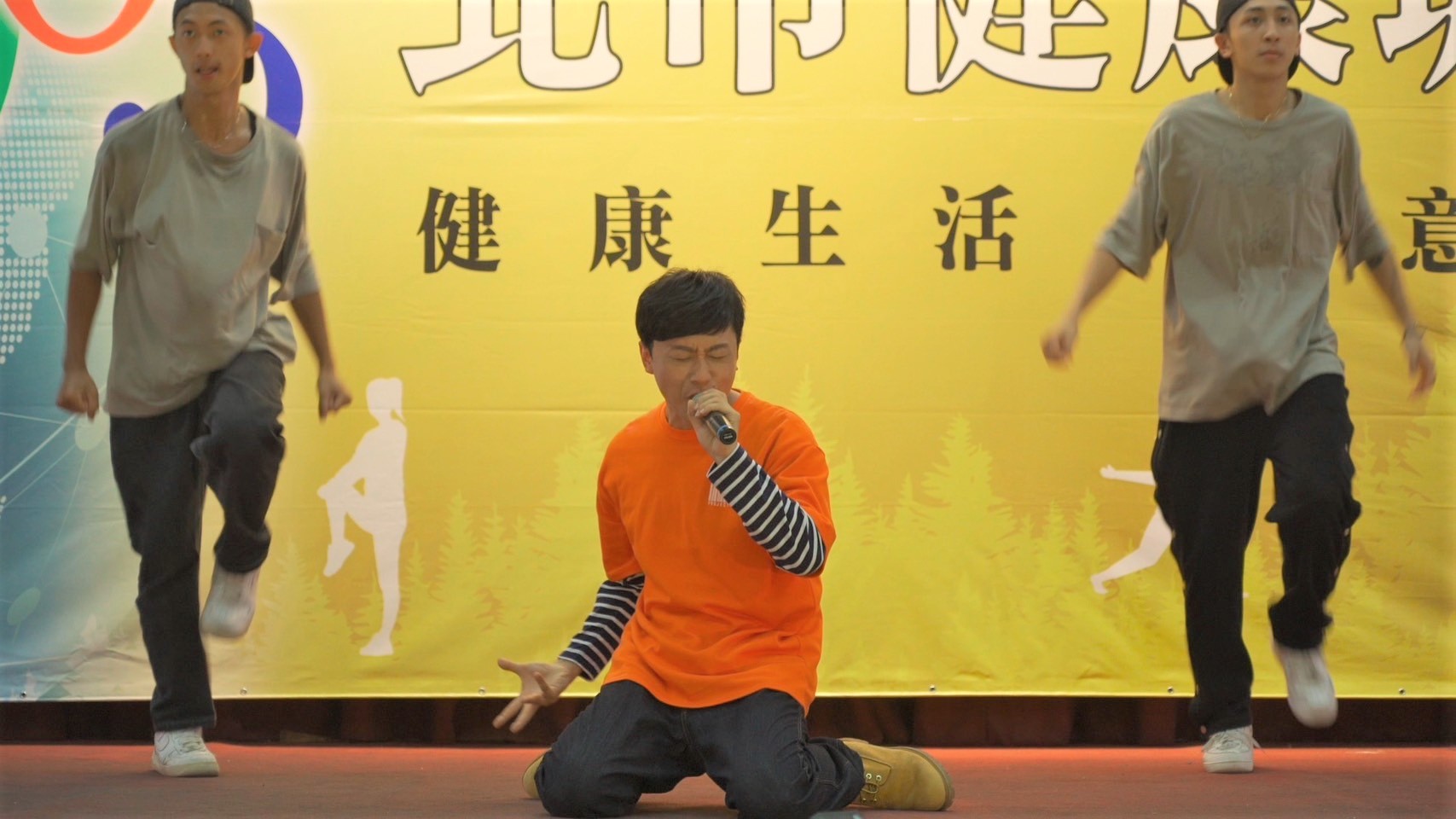 Danny(中)《和平歸來》劇中首次登場便是為一場市府活動獻上勁歌熱舞暖場。(公共電視)