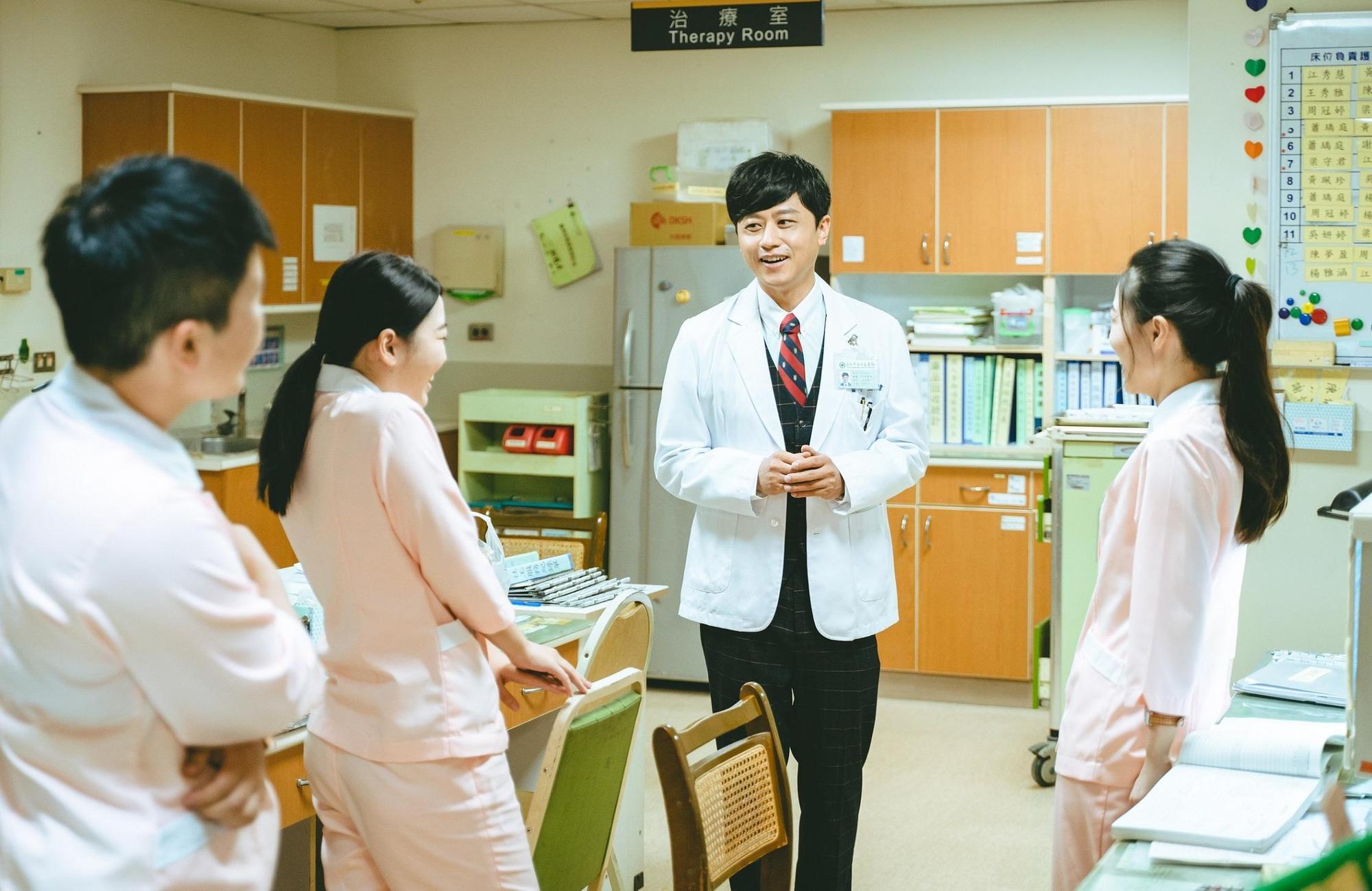 Danny(右2)《和平歸來》劇中飾演內科醫師,個性圓滑也很會拉攏護理師們的關係。(公共電視)