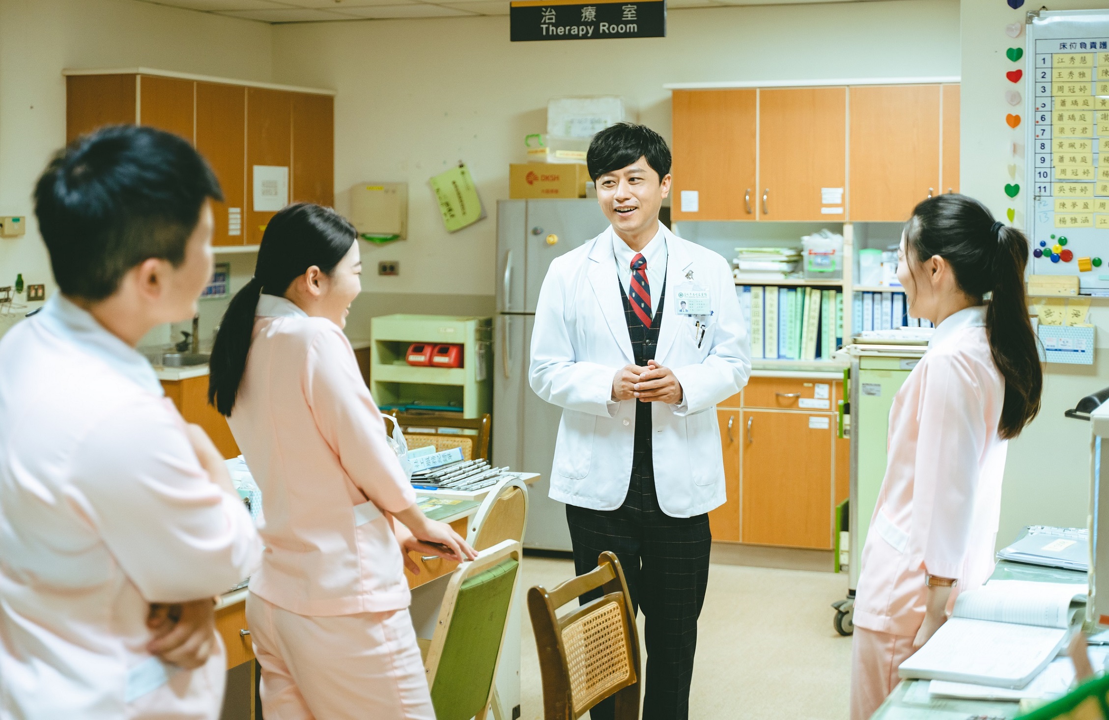 Danny(右2)《和平歸來》劇中飾演內科醫師,個性圓滑也很會拉攏護理師們的關係。(公共電視)