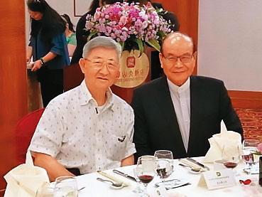 苗永慶(左)出身海軍,治軍向來嚴謹,在軍方歷練完整,榮升二級上將,深獲部屬愛戴。(翻攝中華學術文教基金會官網)