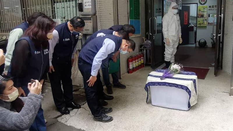 桃園市政府圍捕狒狒任務失敗後,曾向狒狒遺體鞠躬送行,挨批做秀。(翻攝自我是中壢人臉書)