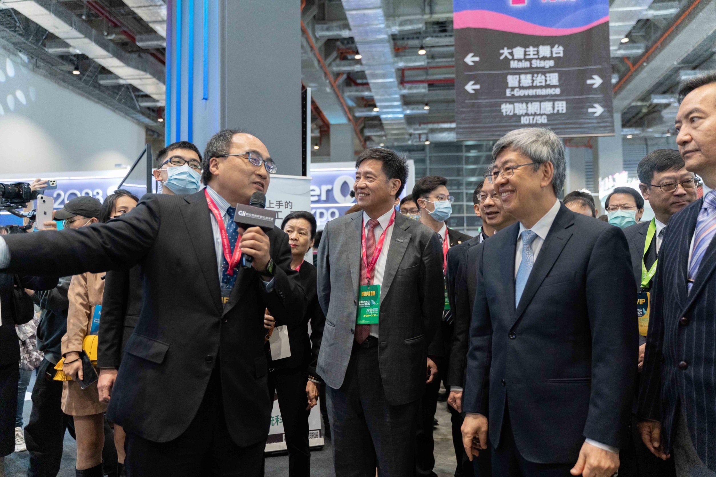 行政院長陳建仁蒞臨智慧城市展「數位產業署主題館」，數位產業署署長呂正華解說智慧應用服務。（數位發展署提供）