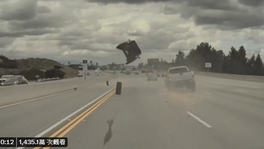 一個輪胎脫落，衰到旁邊的車！整輛轎車被「彈到爆飛」360度旋轉摔爛。（翻自推特）