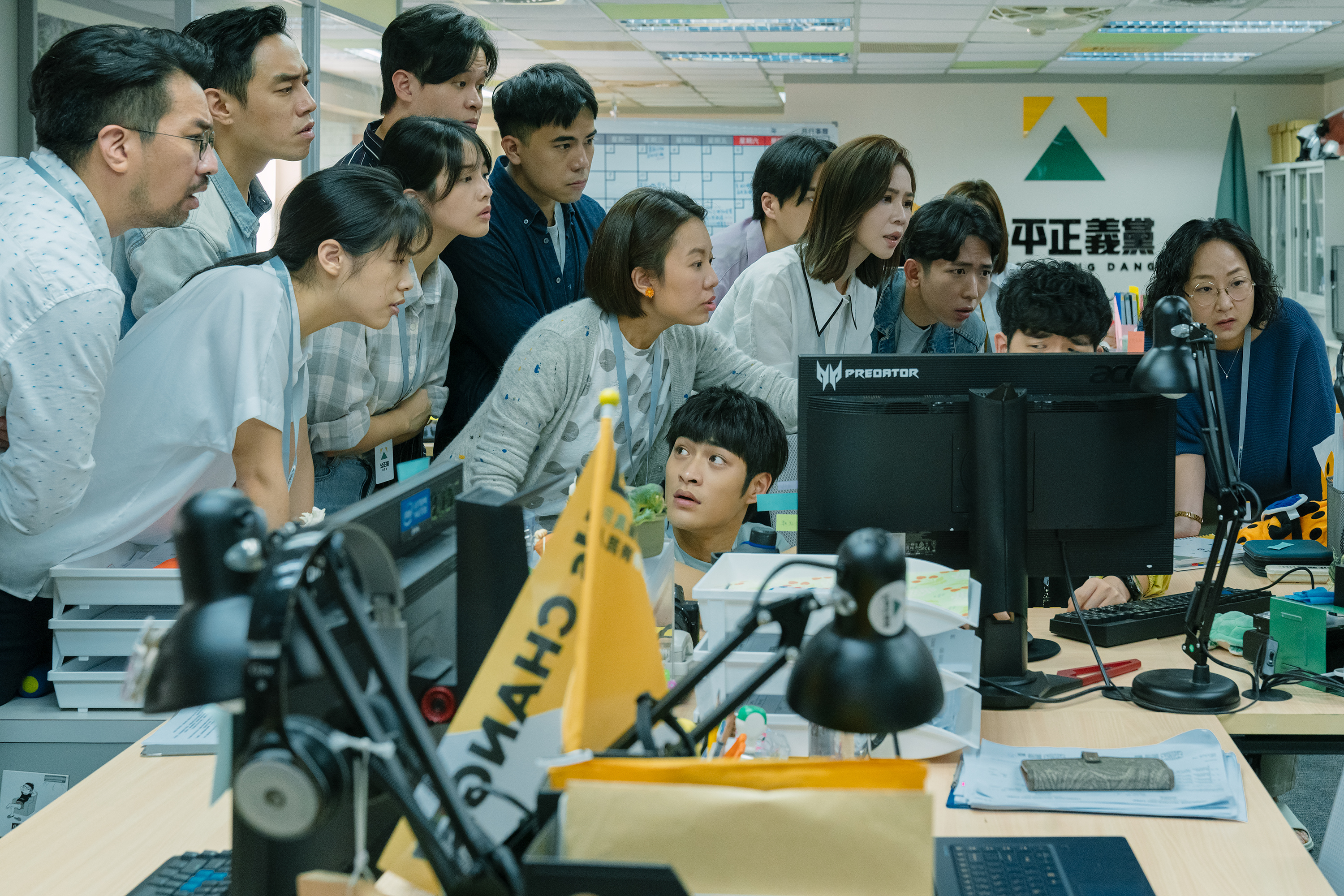 《人選之人-造浪者》釋出辦公室篇花絮  黨部團結熱血氛圍成看點。（Netflix提供）