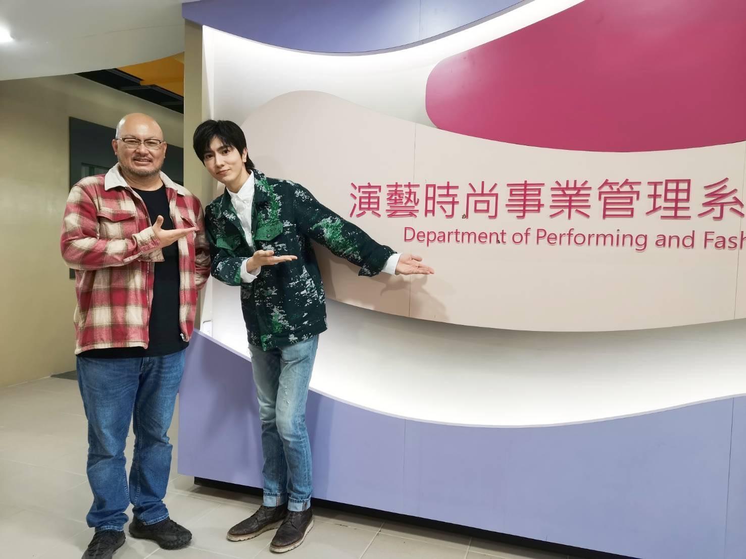 陳璽安(右)與台北海大演藝系主任劉亮佐(左)是師兄弟,受邀分享入行甘苦。(台北海大提供)