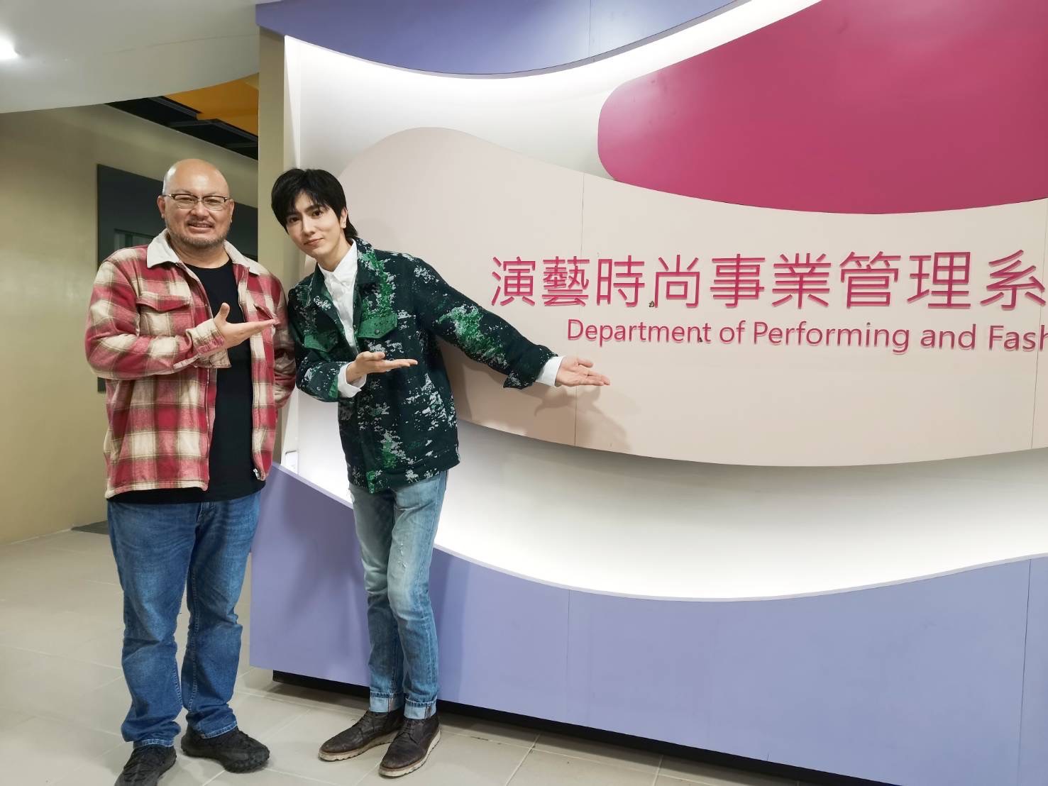 陳璽安(右)與台北海大演藝系主任劉亮佐(左)是師兄弟,受邀分享入行甘苦。(台北海大提供)