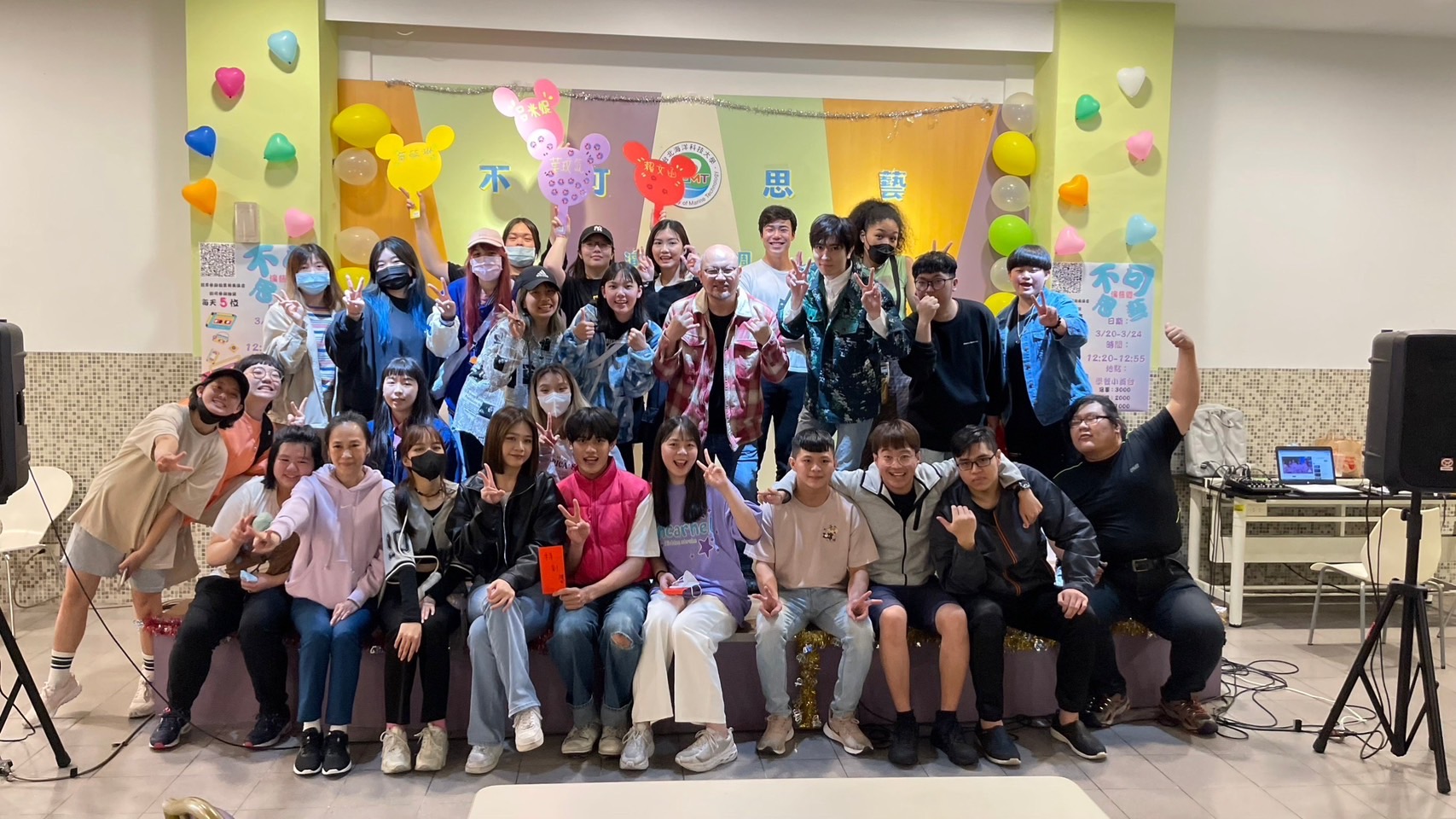 陳璽安擔任台北海大演藝系「Y2K不可思藝」評審,看到同學緊張覺得可愛。(台北海大提供)
