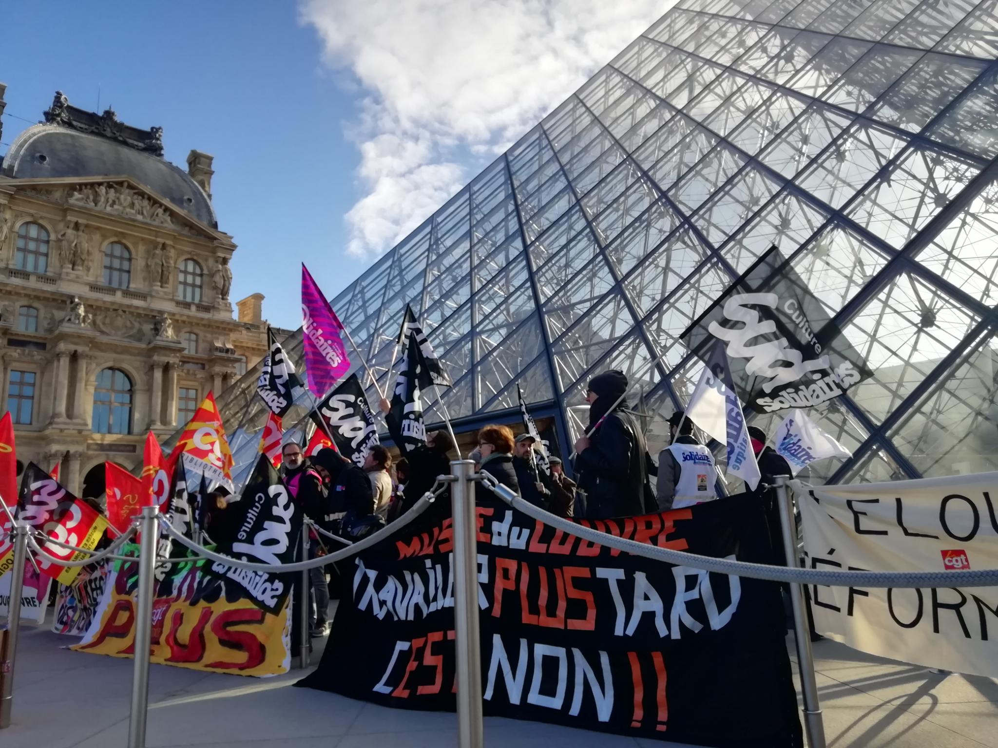 法國知名地標羅浮宮擠滿抗議、示威的員工們，以致館方被迫休館。（翻攝自推特@BnfSud）