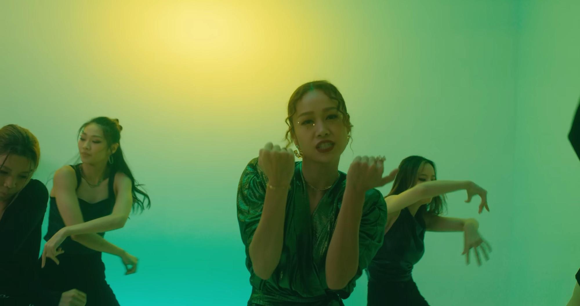 黃心穎在沉寂3年後近日以動感歌手之姿復出。（翻攝自〈Crown Me〉MV）