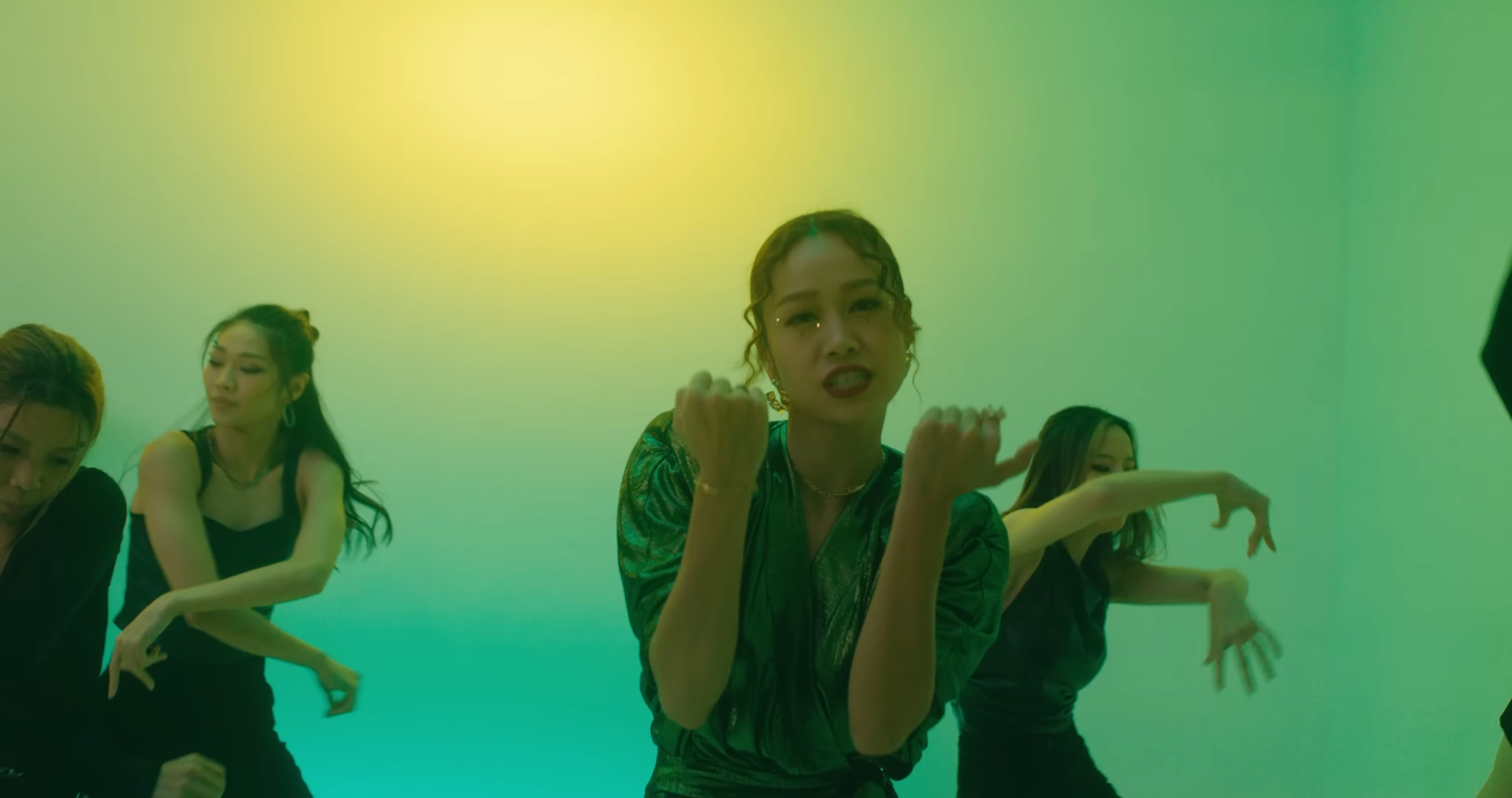 黃心穎在沉寂3年後近日以動感歌手之姿復出。（翻攝自〈Crown Me〉MV）