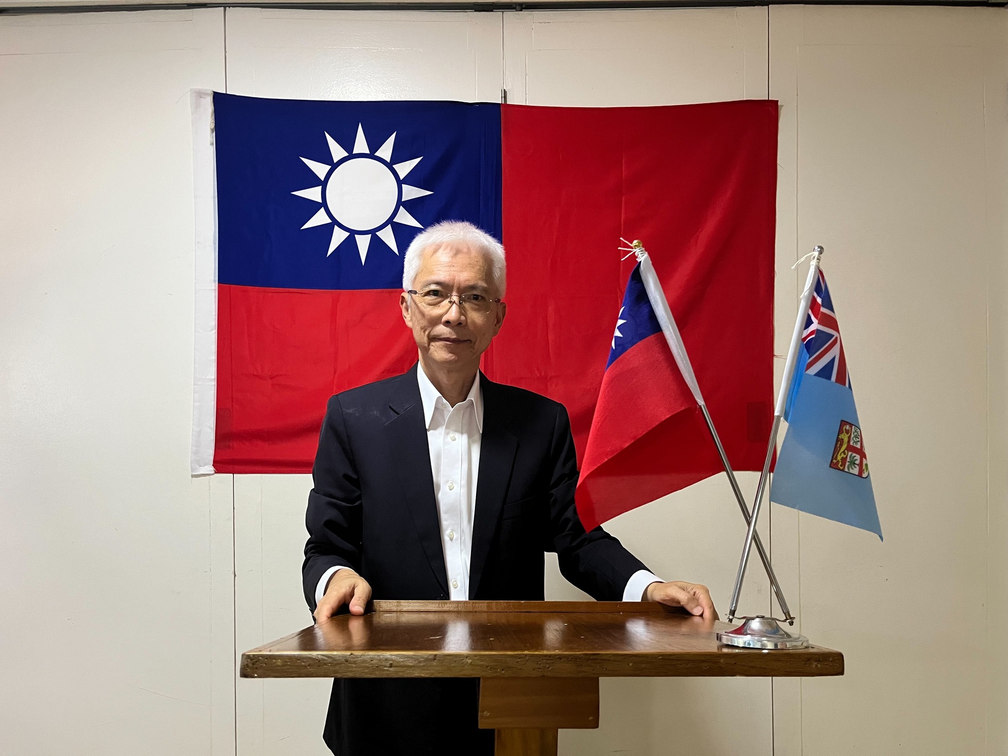 斐濟政府將我國駐處正名為「中華民國（台灣）駐斐濟商務代表團」，並依法享有外交特權。圖駐斐濟代表周進發。（翻攝自駐斐濟代表處官網）