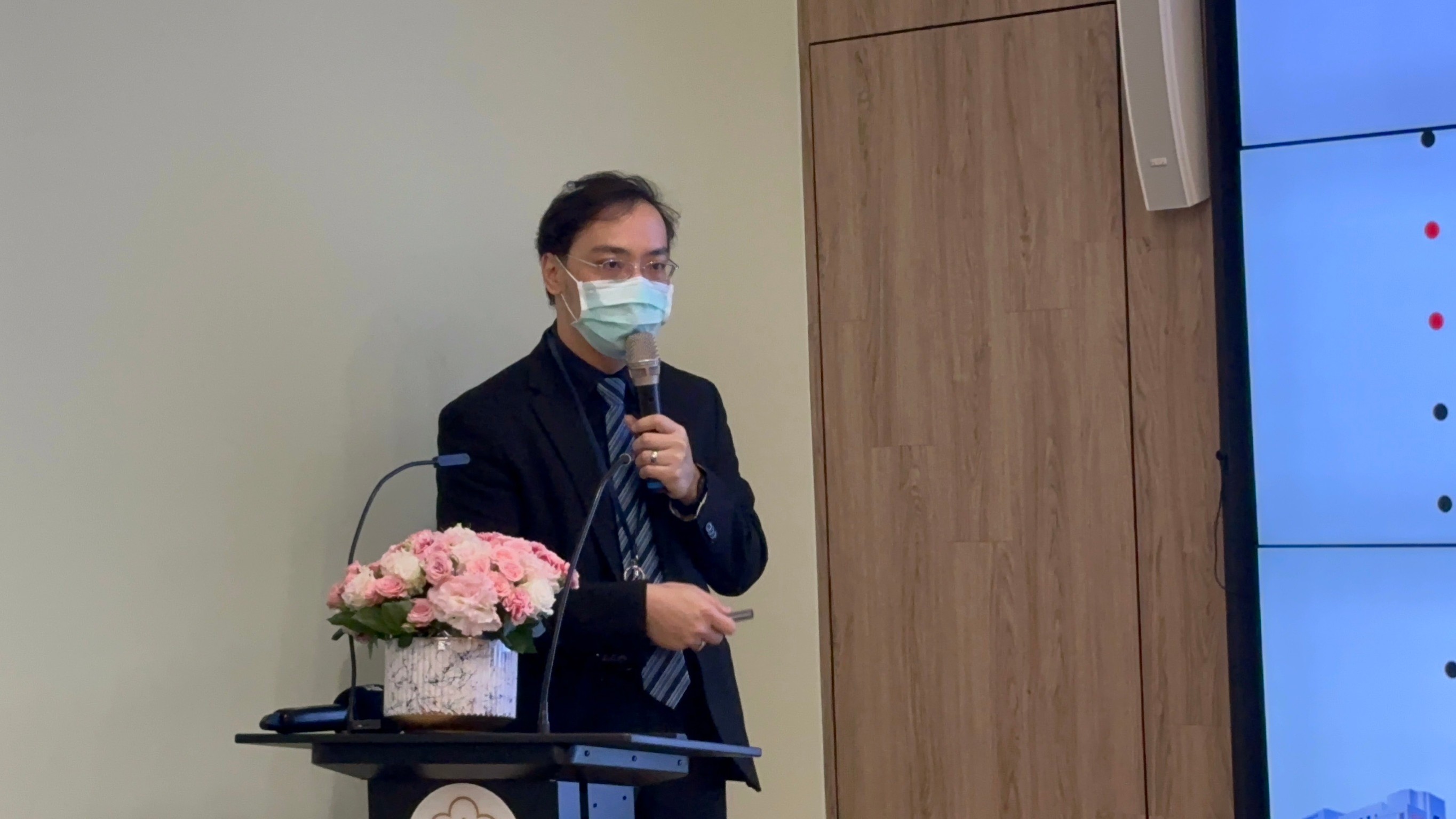 衛福部嘉南療養院成癮暨司法精神科主任李俊宏到場,說明大麻等毒品對身體危害,呼籲國人千萬不要碰毒。