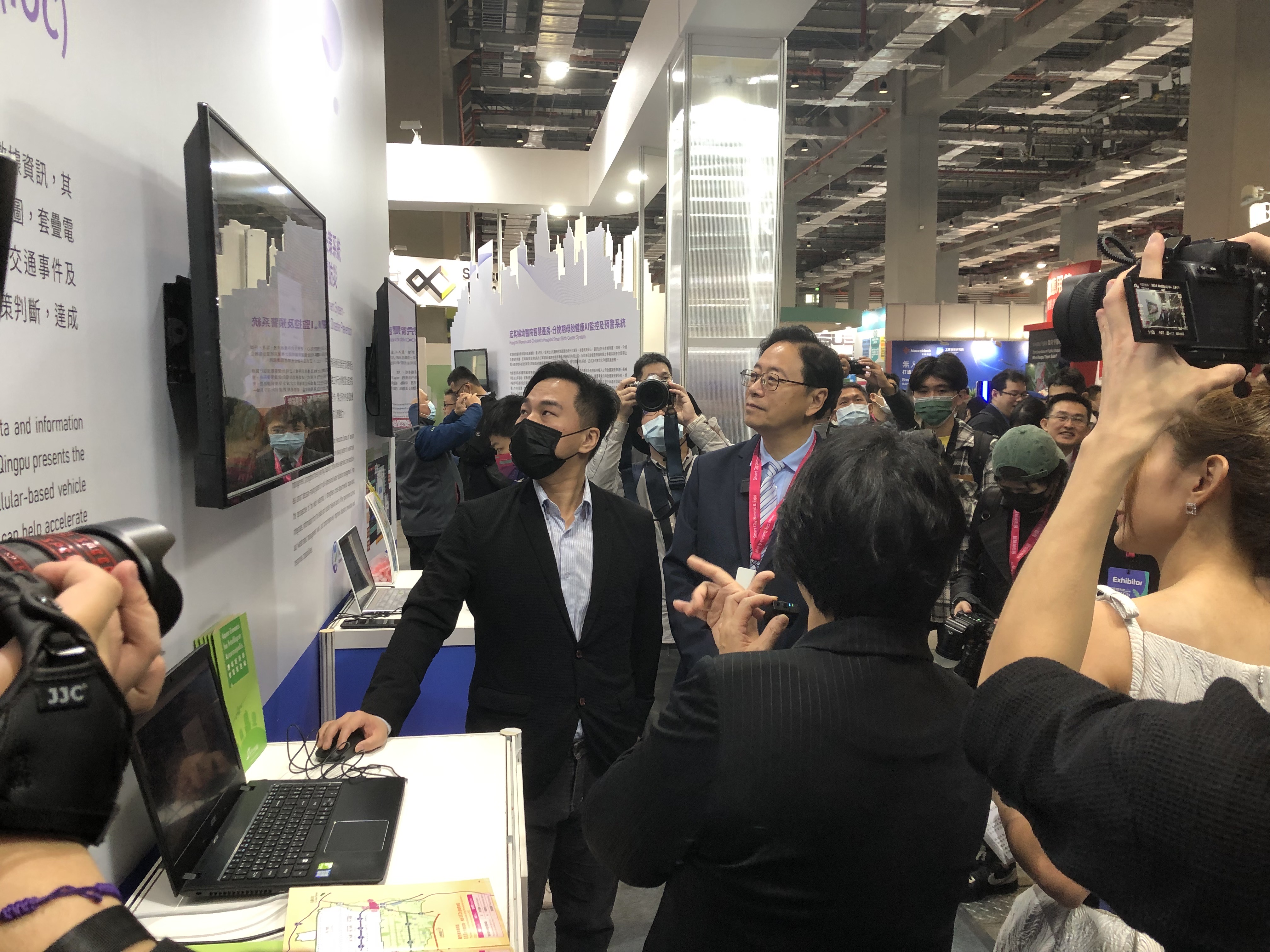 桃園航空城公司向桃園市長張善政與貴賓解說亞矽智慧運籌管理示範平台。（桃園航空城公司提供）