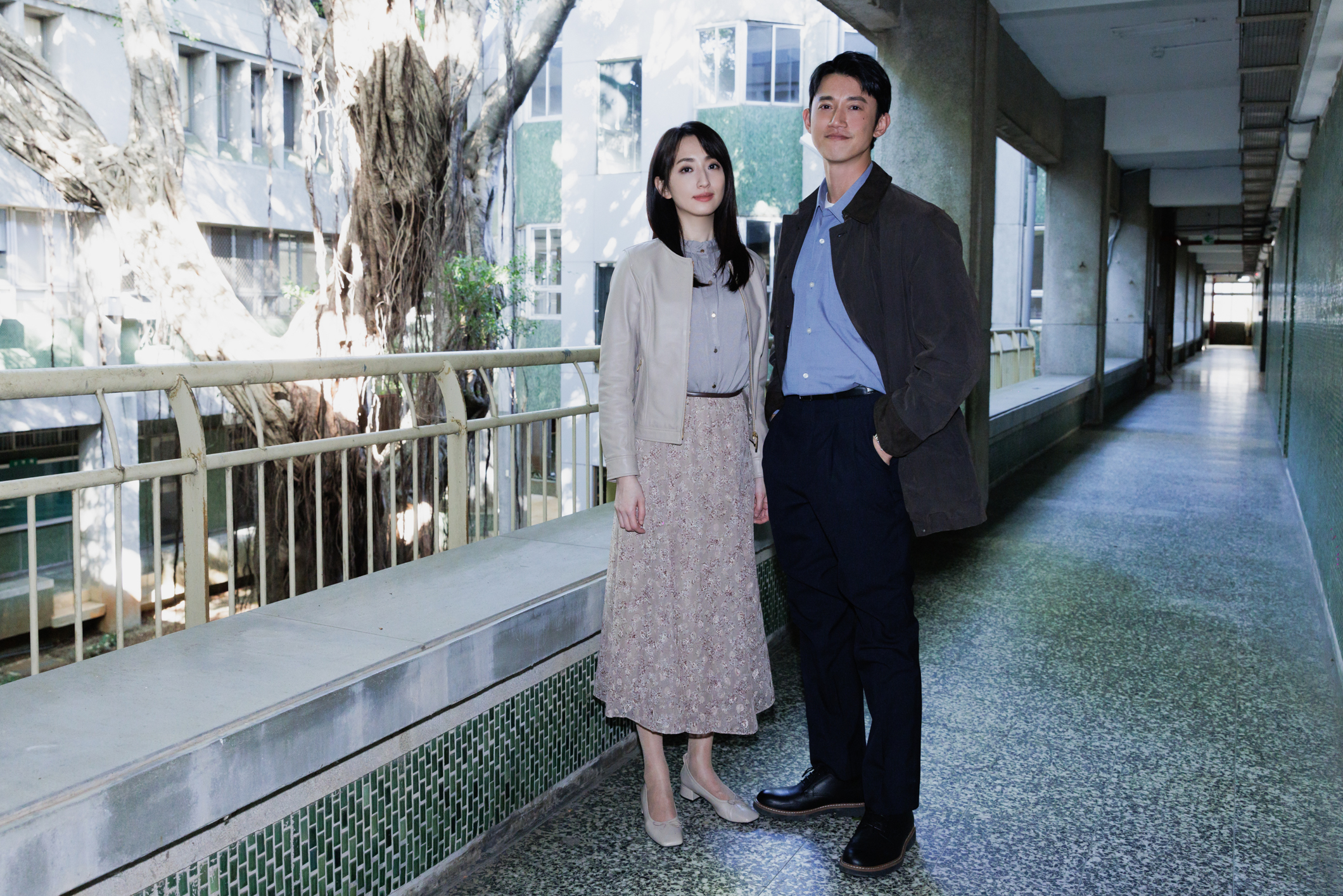 穿上90年代風格服飾，吳慷仁、柯佳嬿重回《模仿犯》故事現場，揪心感覺一下就回來。（相信音樂提供）