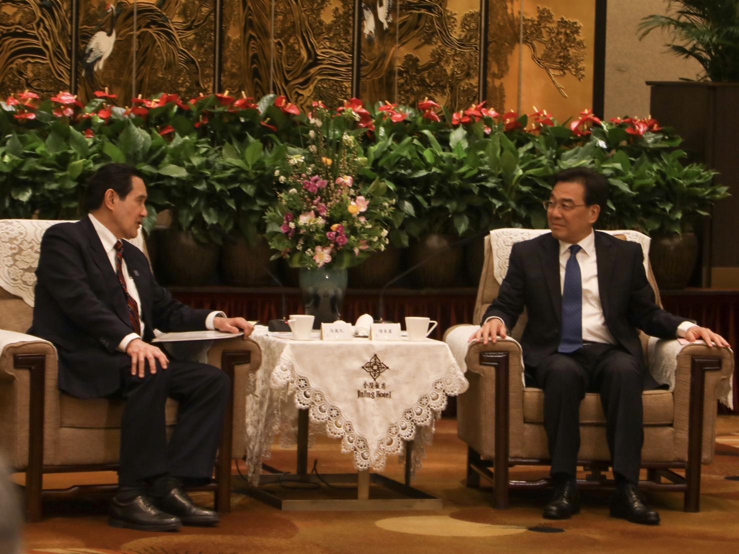 馬英九和江蘇省委書記信長星談話。（馬辦提供）