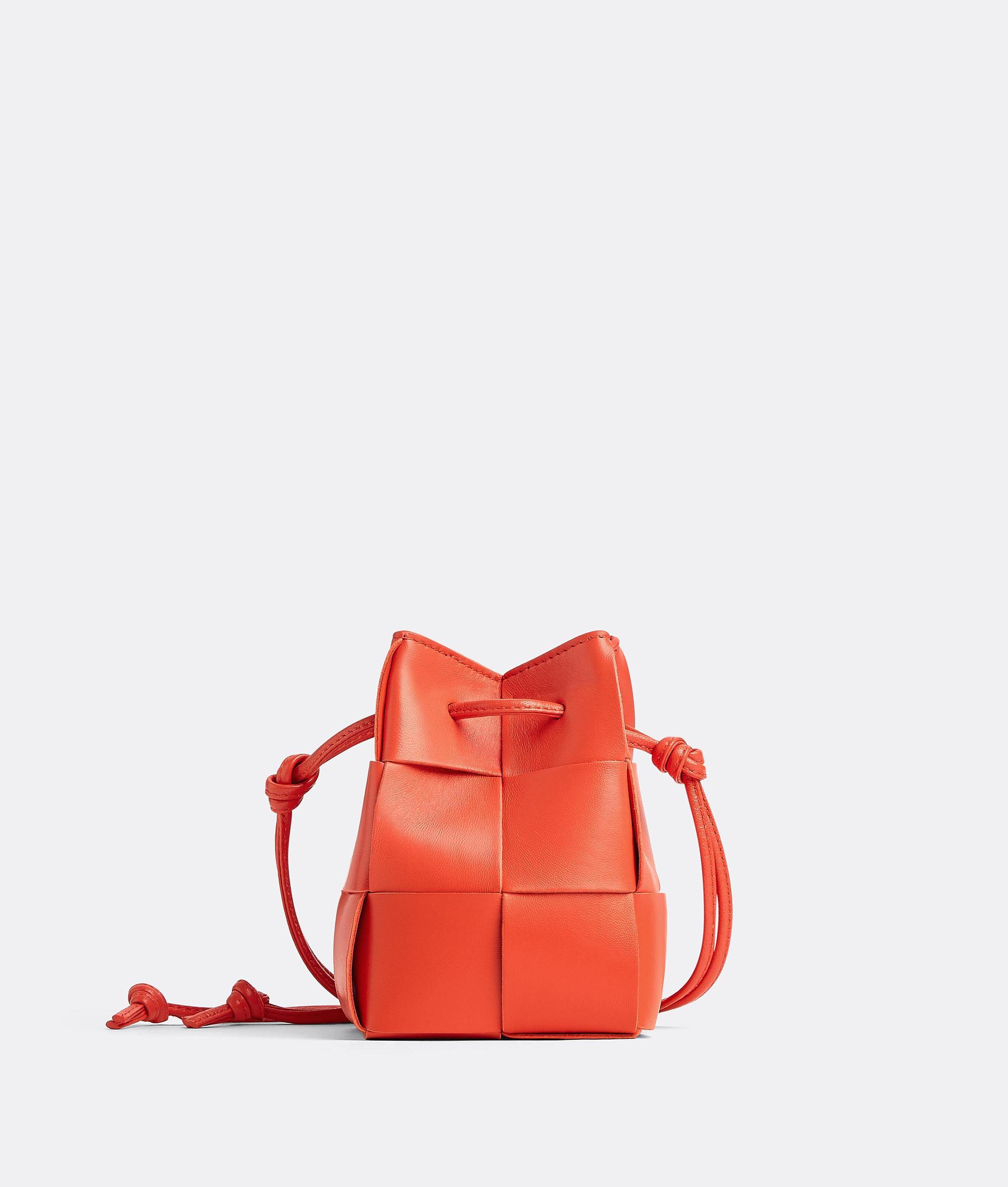 豔陽橘Cassette迷你水桶包。NT$39,500(BOTTEGA VENETA提供)