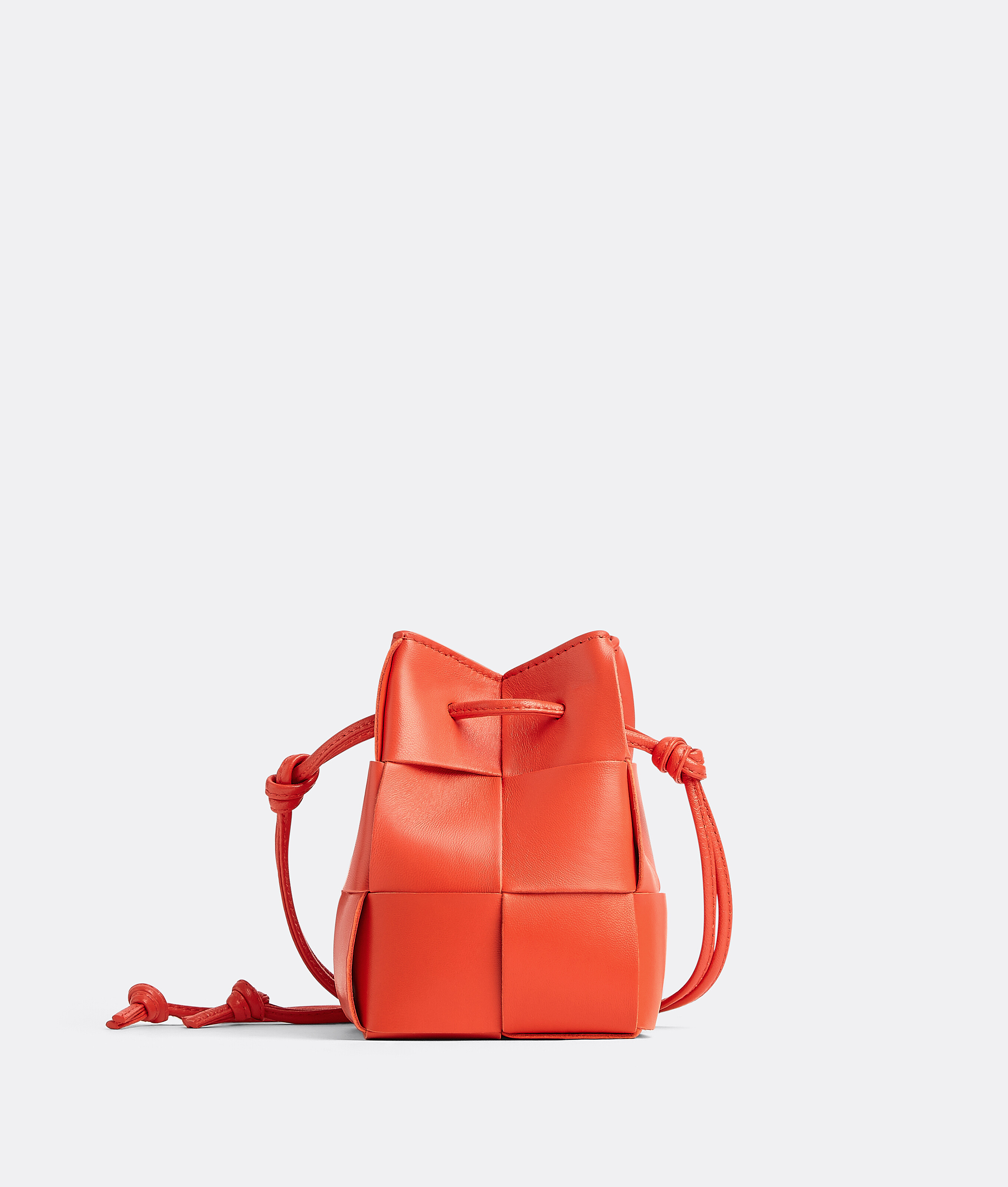 豔陽橘Cassette迷你水桶包。NT$39,500(BOTTEGA VENETA提供)