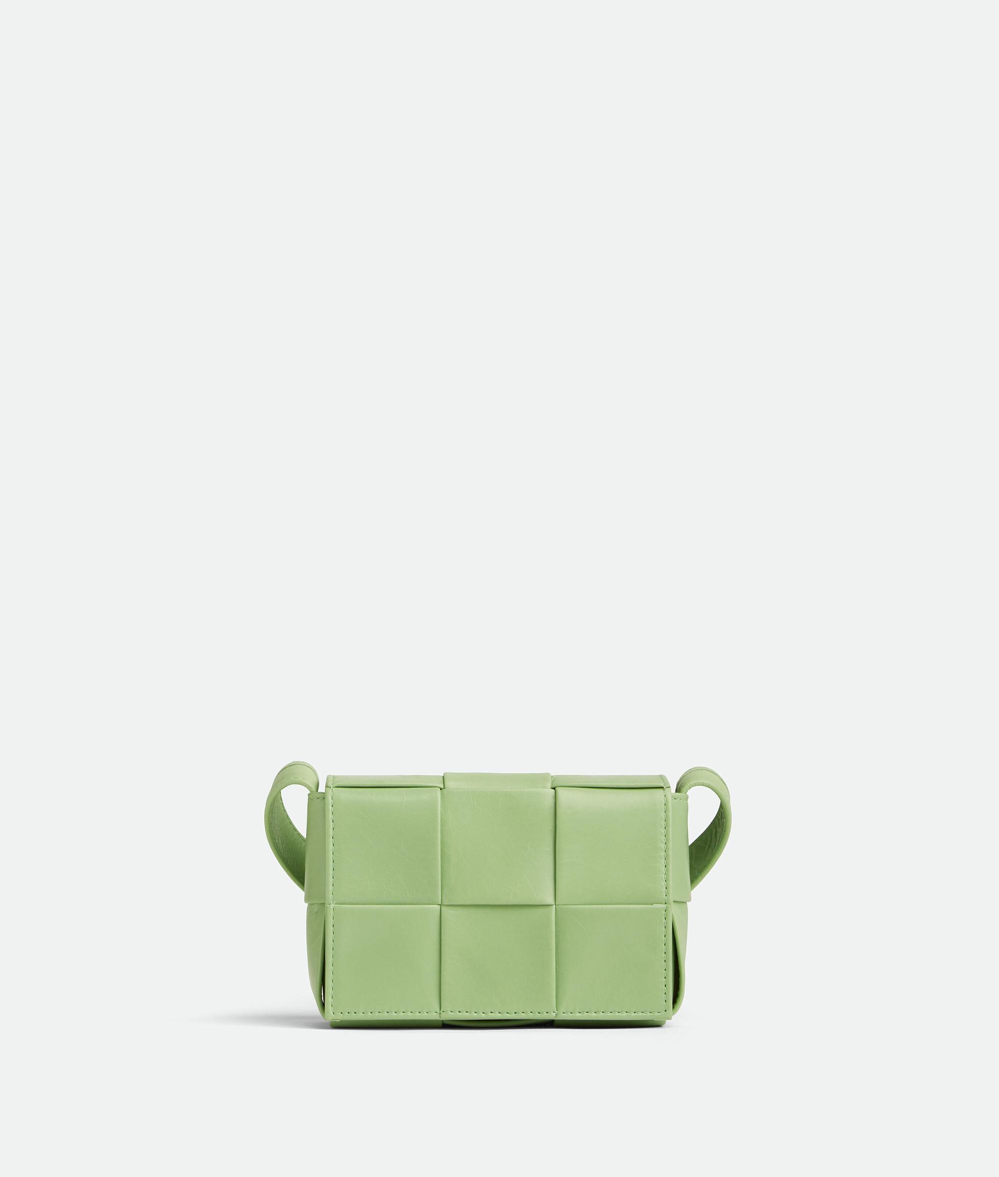 開心果綠Candy Cassette肩背包。NT$39,900(BOTTEGA VENETA提供)
