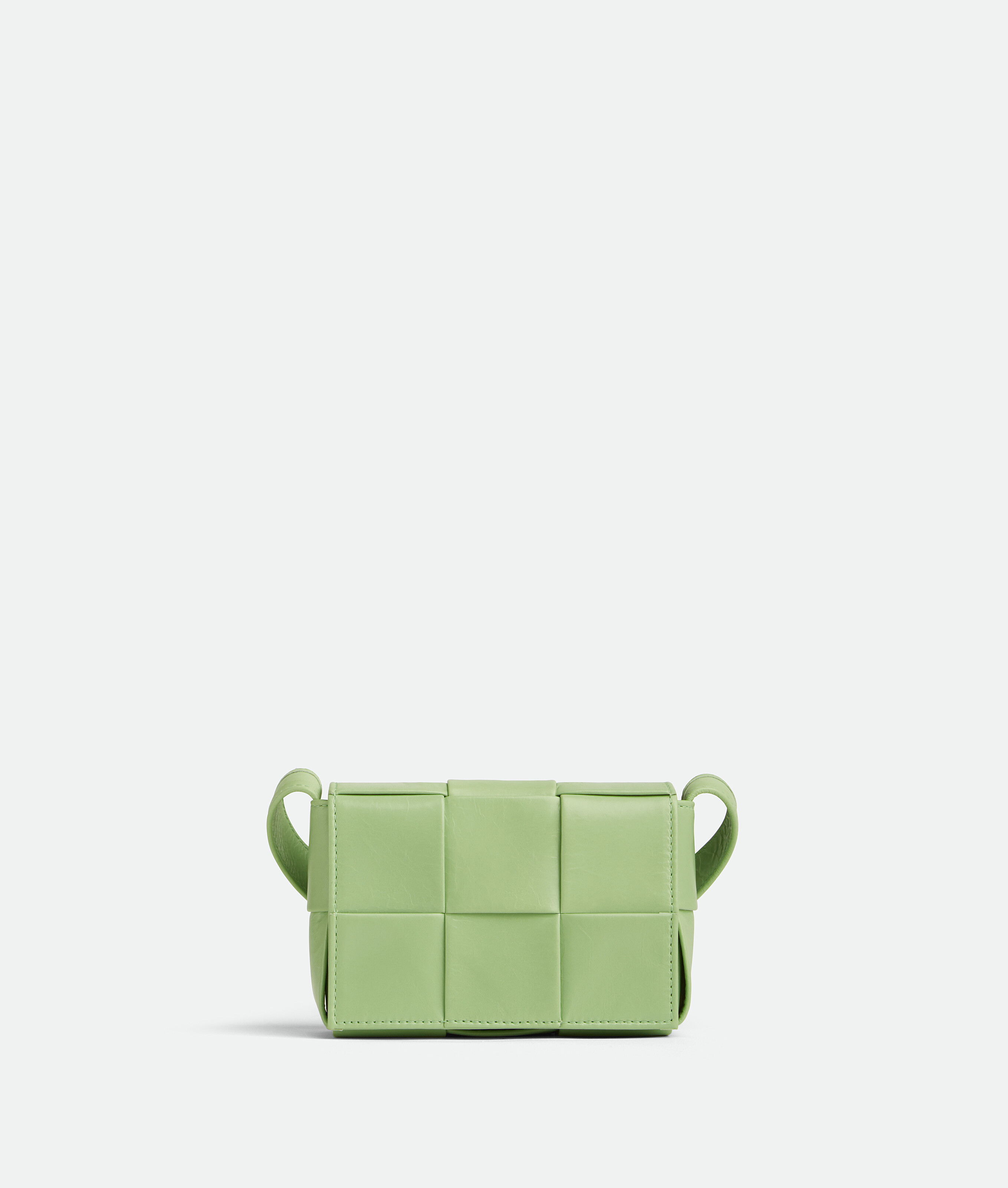 開心果綠Candy Cassette肩背包。NT$39,900(BOTTEGA VENETA提供)