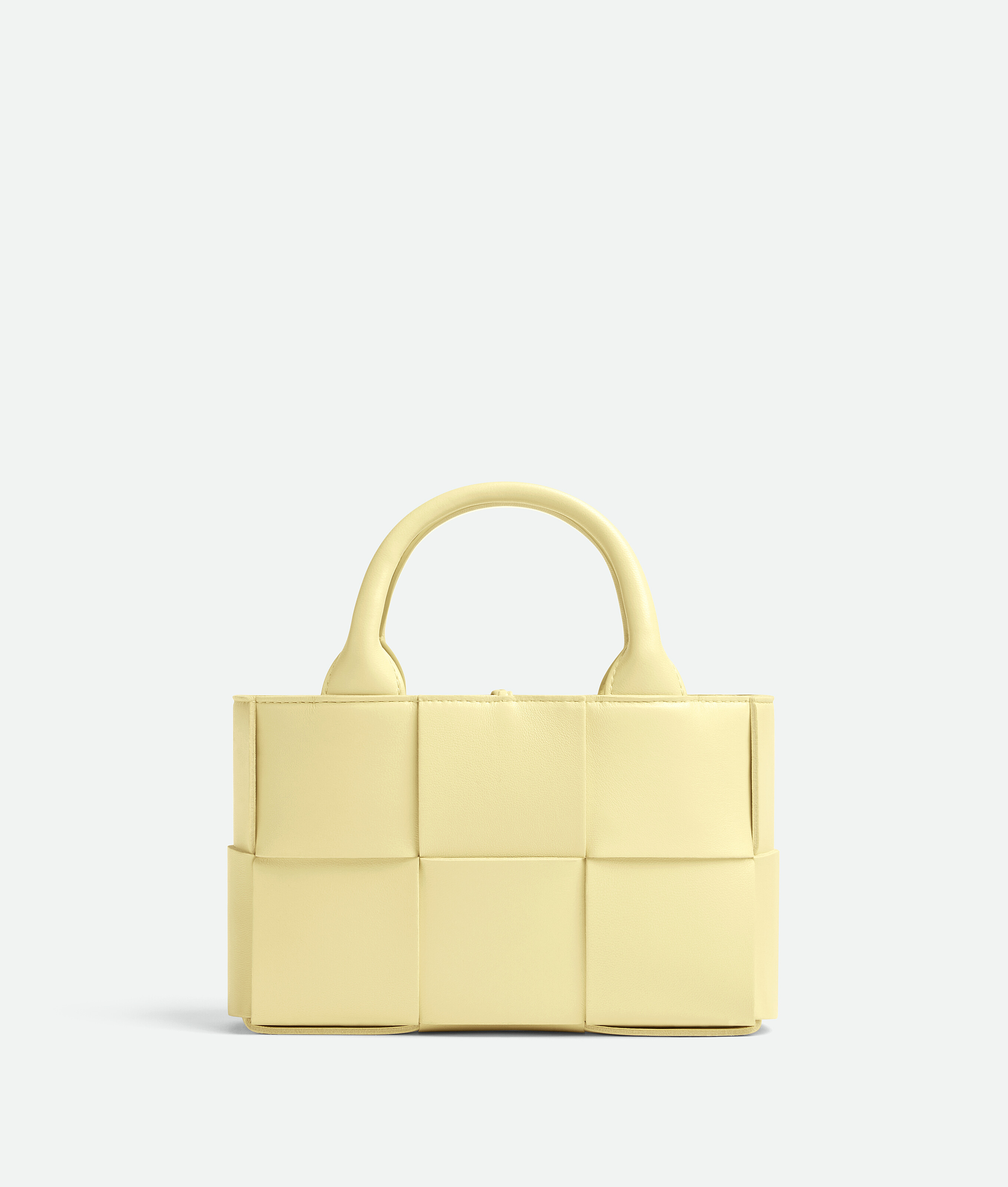 雪酪黃Candy Arco托特包。NT$74,900(BOTTEGA VENETA提供)